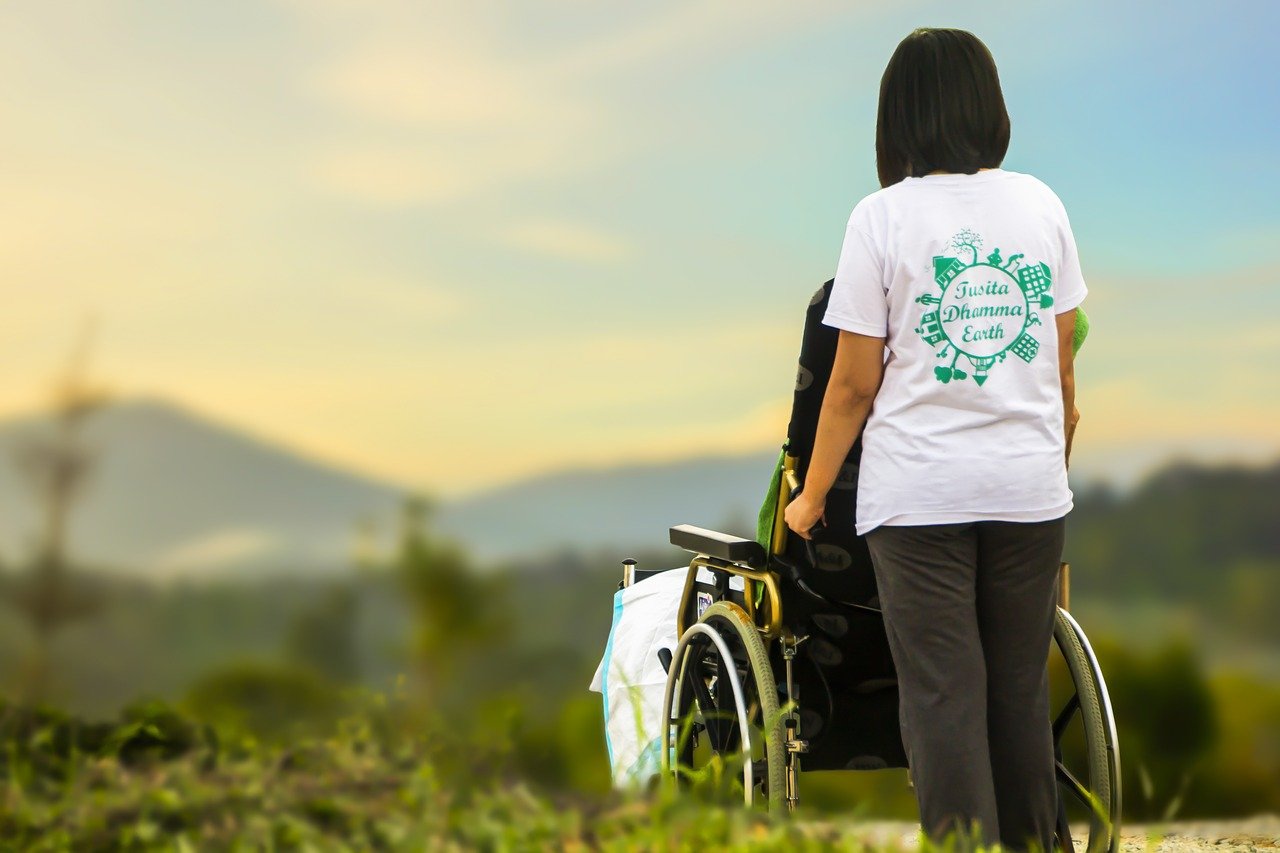 Mujer con una silla de ruedas. |  Foto: Pixabay