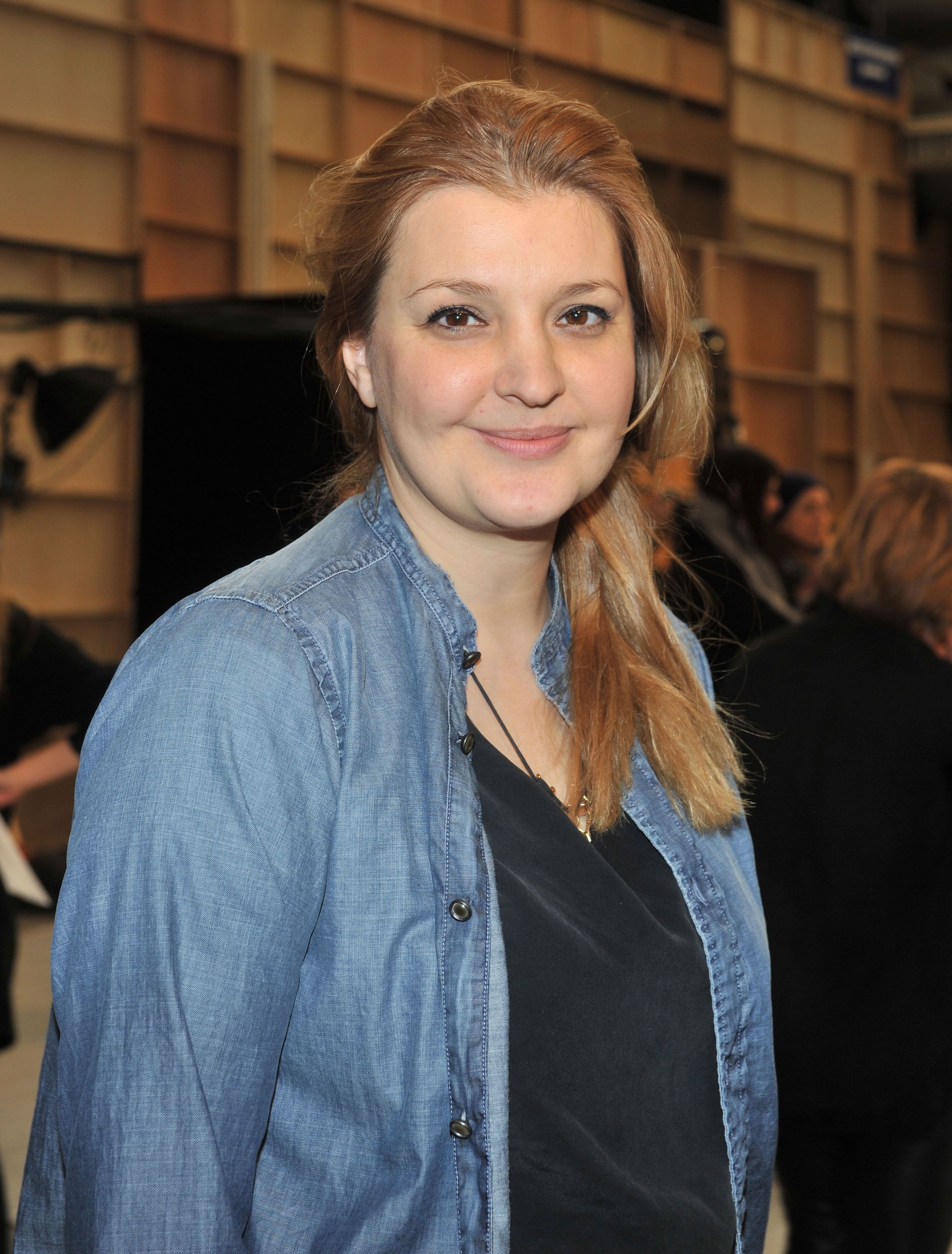 Sophia Kokosalaki pose dans les coulisses du défilé de mode Diesel Black Gold Fall 2011 à New York. | Photo : GettyImage Sophia Kokosalaki pose dans les coulisses du défilé de mode Diesel Black Gold Fall 2011 à New York. | Photo : GettyImage