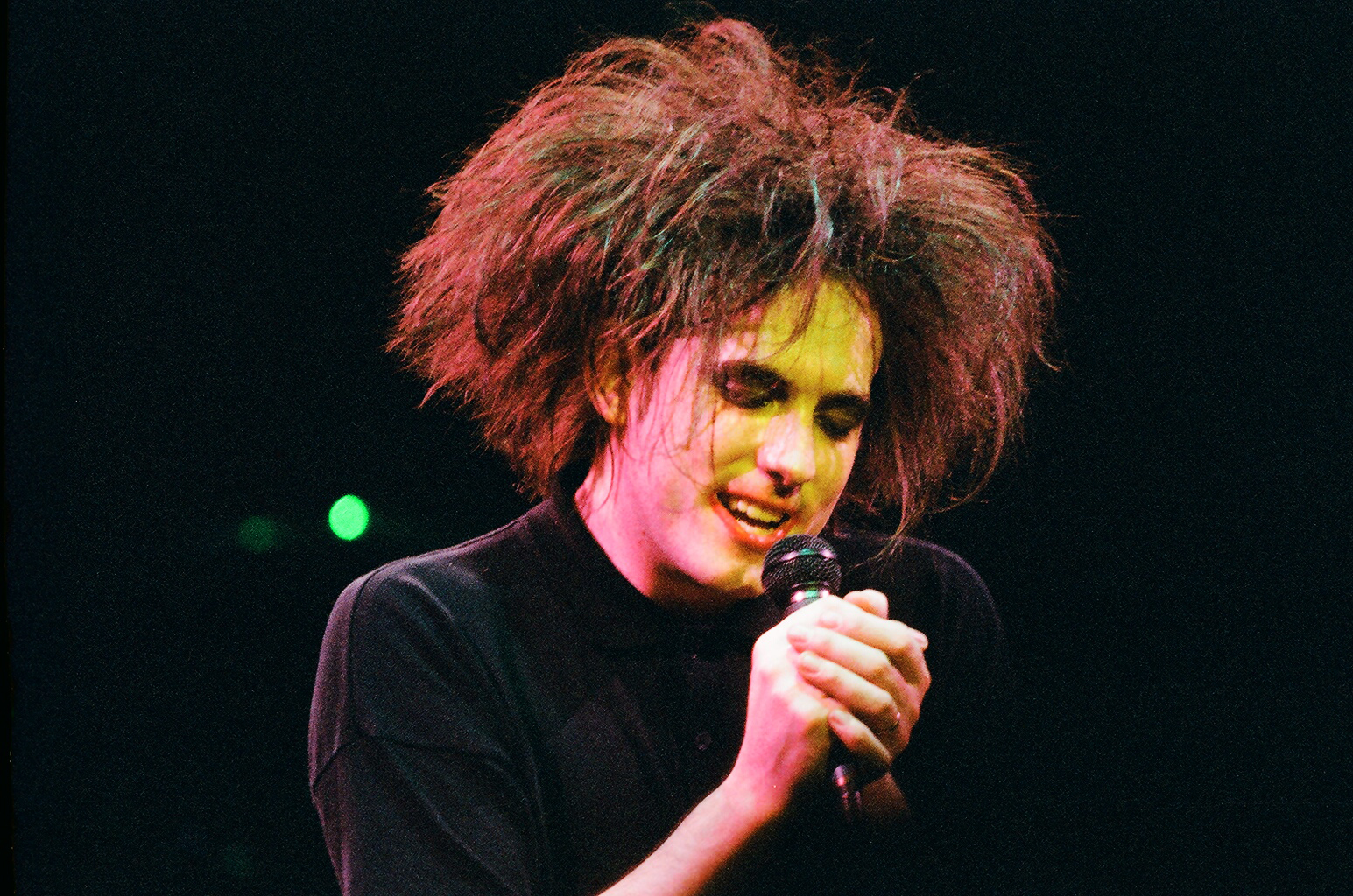Robert Smith of The Cure performs on stage at The Royal Albert Hall, on April 25th, 1986, in London, United Kingdom. | Source: Getty Images