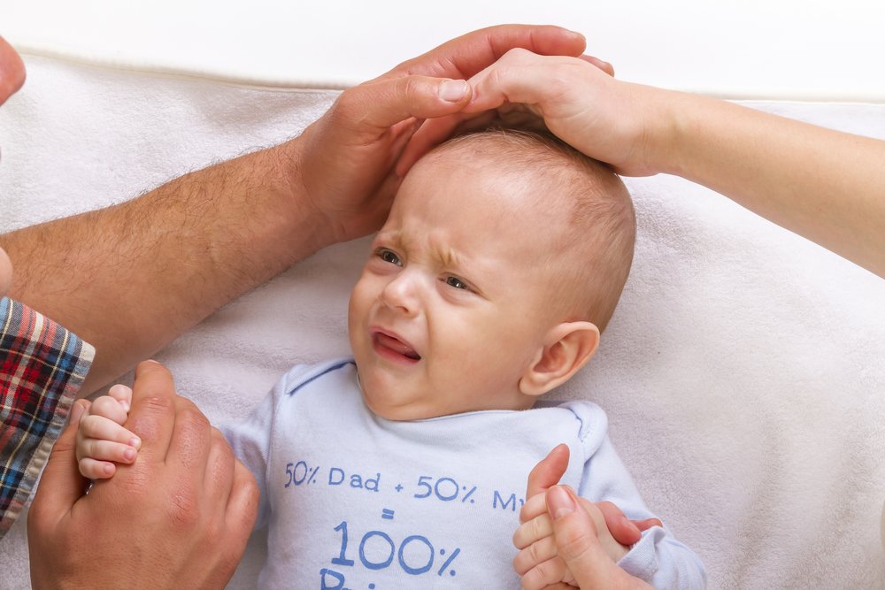 Padres calmando a su bebé. | Foto: Shutterstock Padres calmando a su bebé. | Foto: Shutterstock