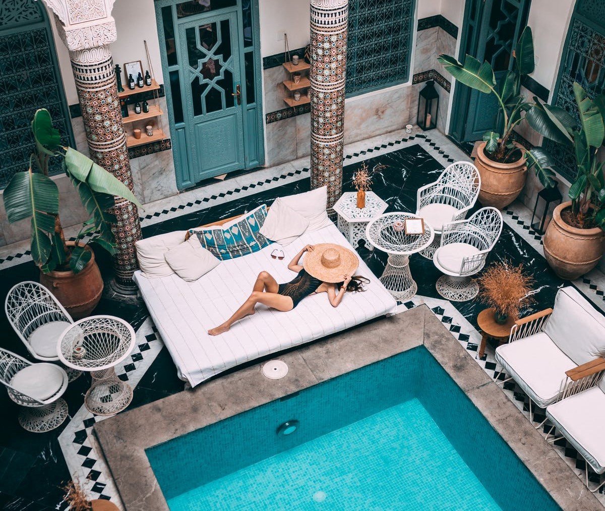 Mujer relajada cerca de una piscina. | Foto: Pexels