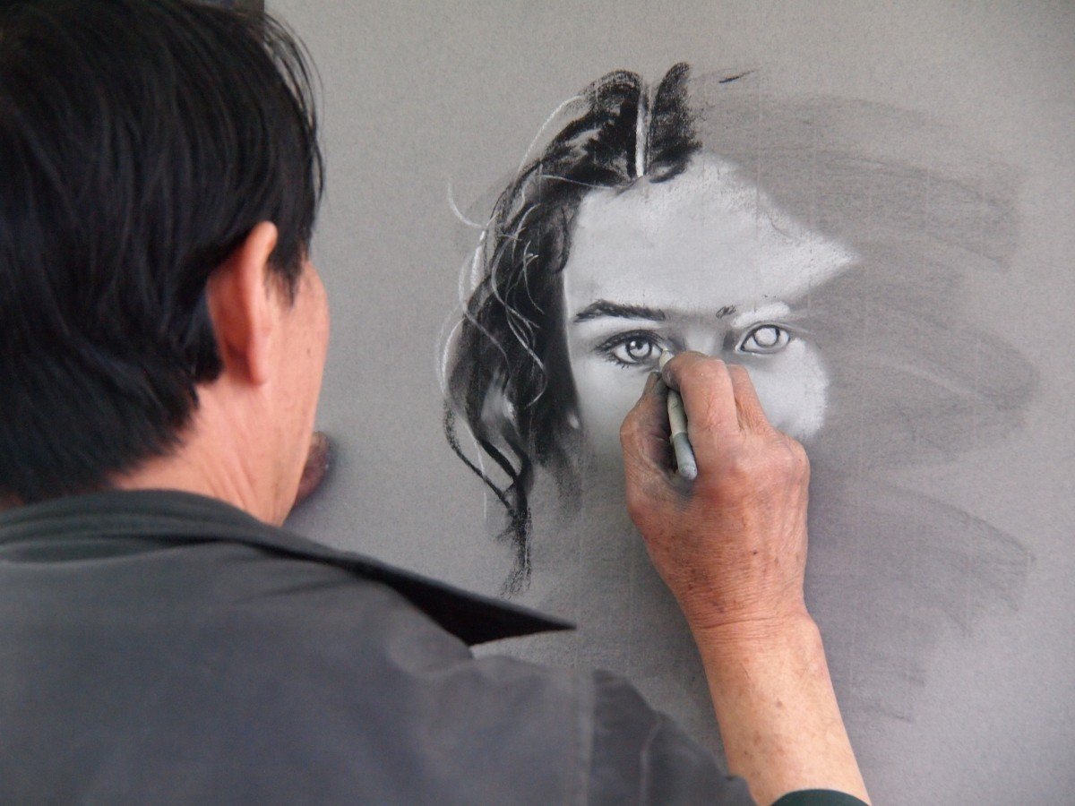 Hombre dibujando el rostro de una mujer. | Foto: PxHere