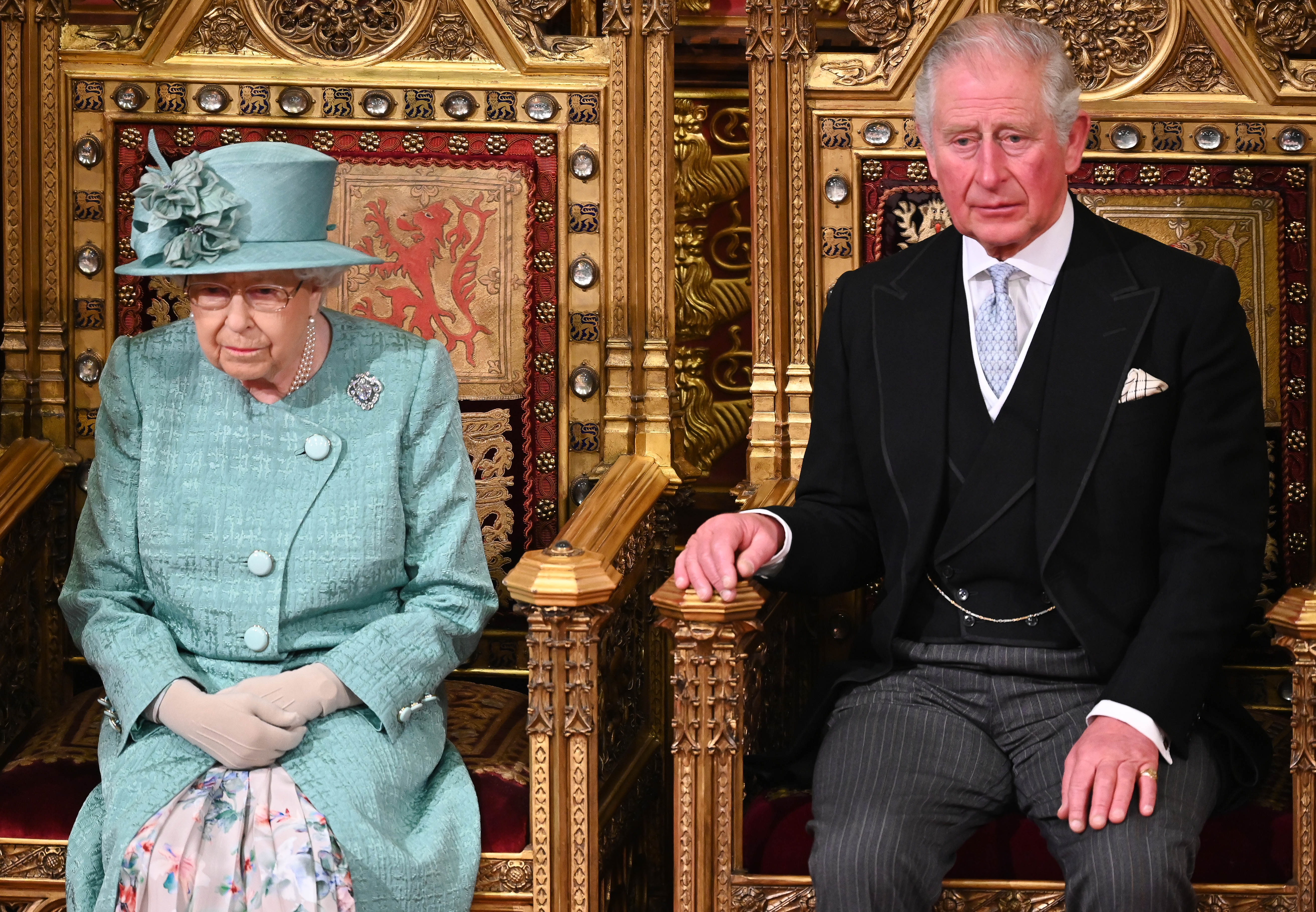 La reina Elizabeth II y el príncipe Charles, príncipe de Gales asisten a la apertura estatal del Parlamento en la Cámara de la Cámara del Señor el 19 de diciembre de 2019 en Londres, Inglaterra.