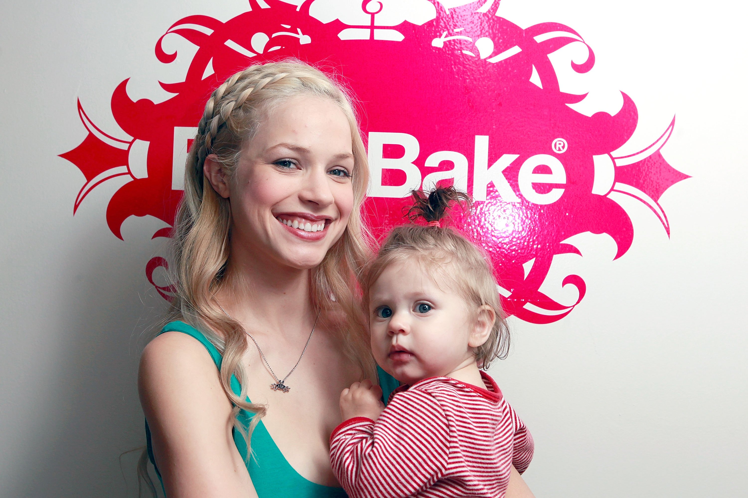 Alexis Knapp and daughter Kailani attends the Colgate Optic White Beauty Bar at Nine Zero One Salon With Skintimate, Fake Bake and Cetaphil, Produced by BMF Media on June 1, 2012 in West Hollywood, California. | Source: Getty Images
