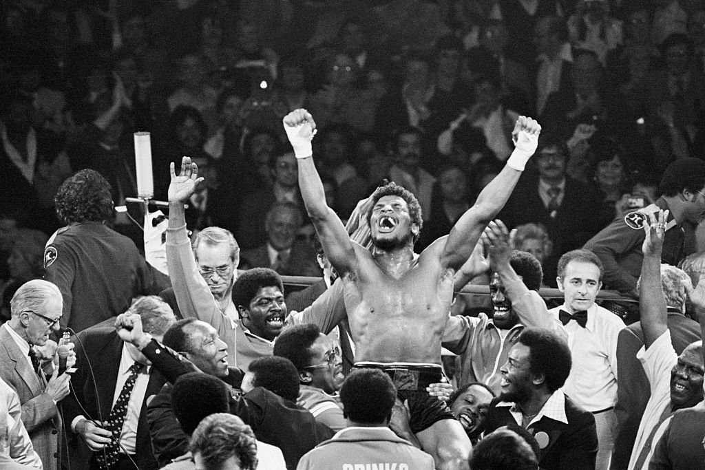 Leon Spinks celebrates after his legendary heavyweight title win against Muhammed Ali on February 15, 1978 in Las Vegas, Nevada. | Source: Getty Images