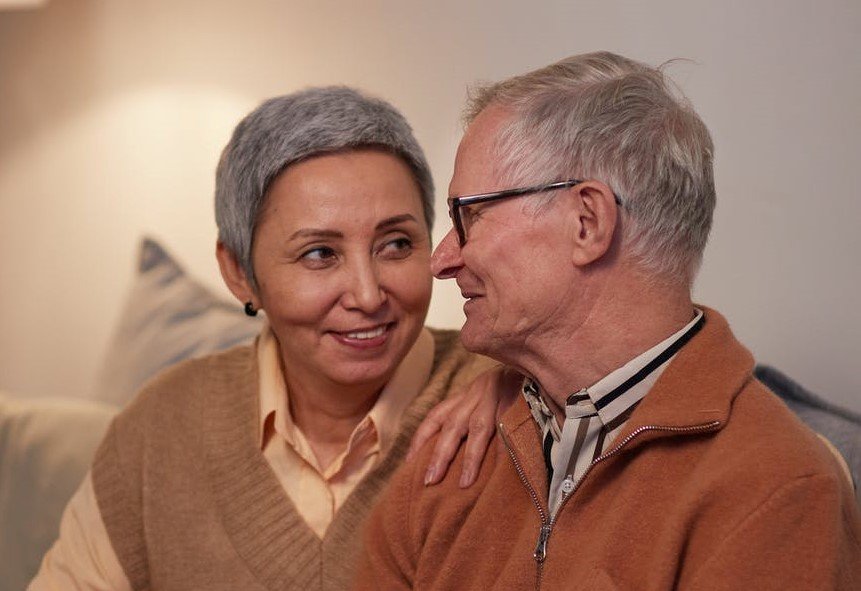 Una pareja de personas mayores sonrie con complicidad. | Foto: Pexels