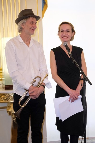  Le trompettiste Erik Truffaz et l'actrice Sandrine Bonnaire le 25 février 2020 à Paris, France.  | Photo : Getty Images