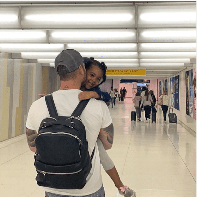 A photo of Chet Hanks carrying his daughter Michaiah in his arms. | Photo: Instagram/Chethanx