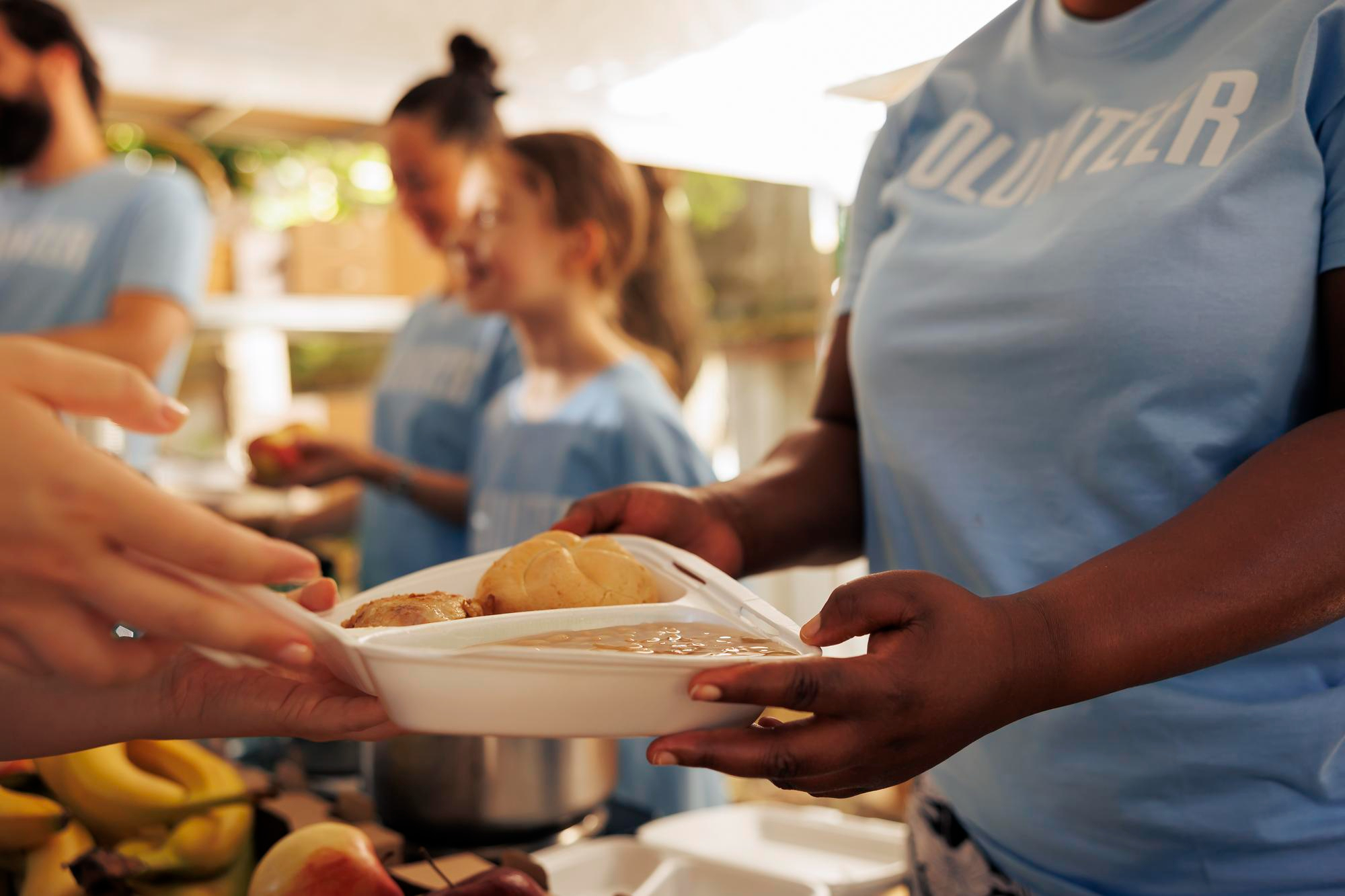 Voluntarios trabajando en un refugio para personas sin hogar | Fuente: Freepik