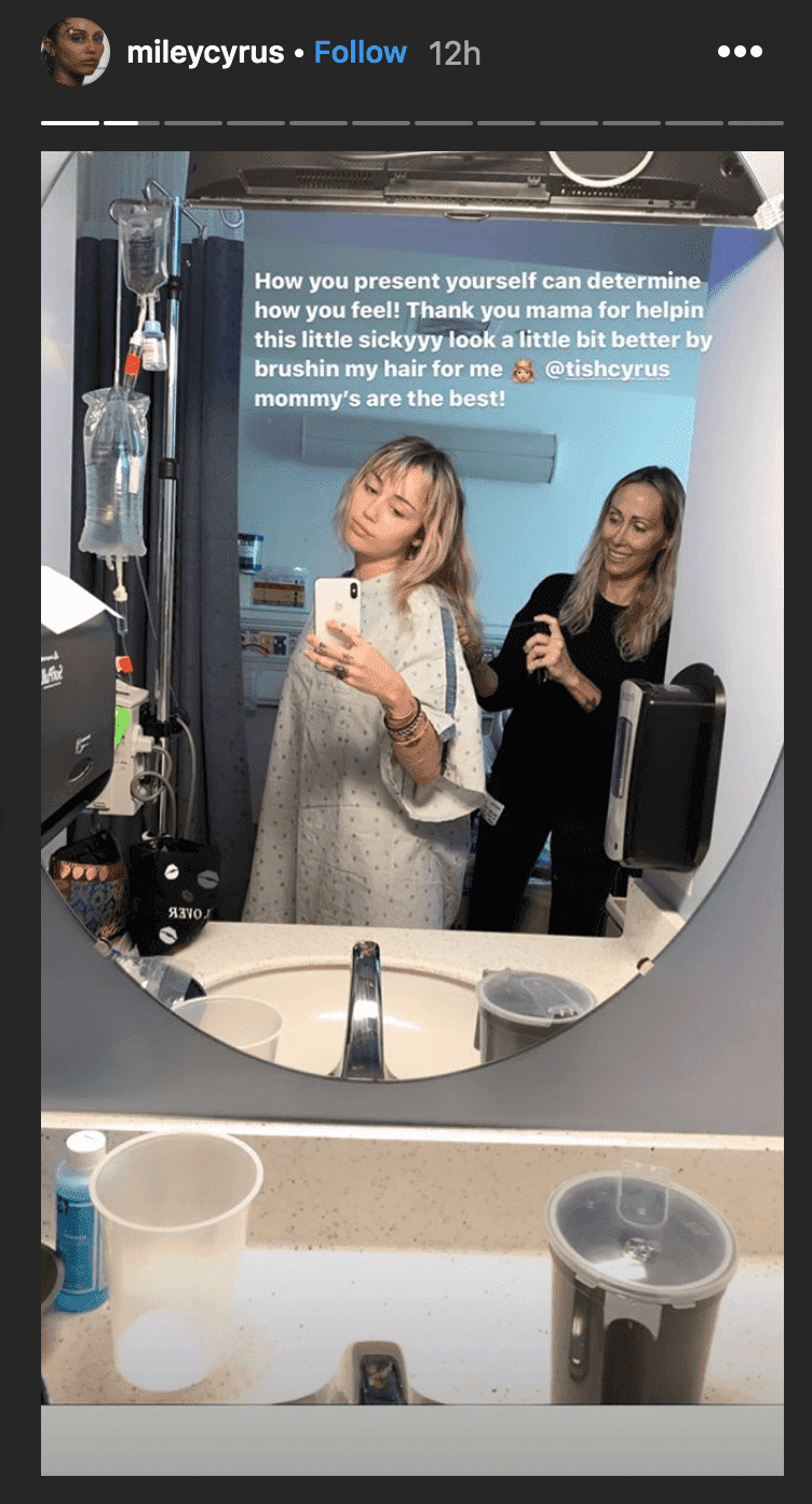 As she's taken in for tonsillitis, Miley Cyrus takes mirror selfie with her mother, Tish, from her hospital room | Source: instagram.com/mileycyrus