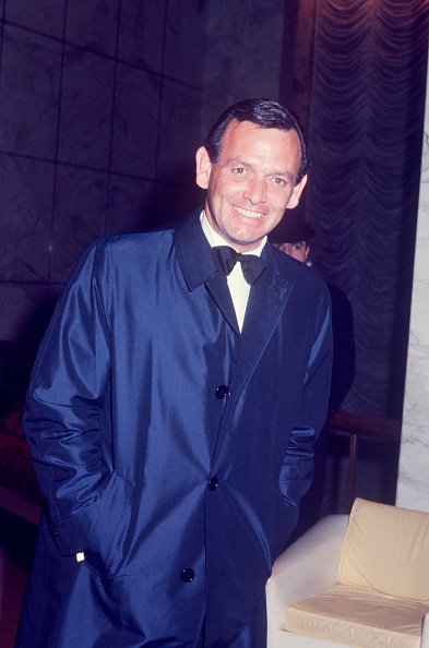 David Janssen in a tux and top coat in New York, circa 1960. | Photo: Getty Images