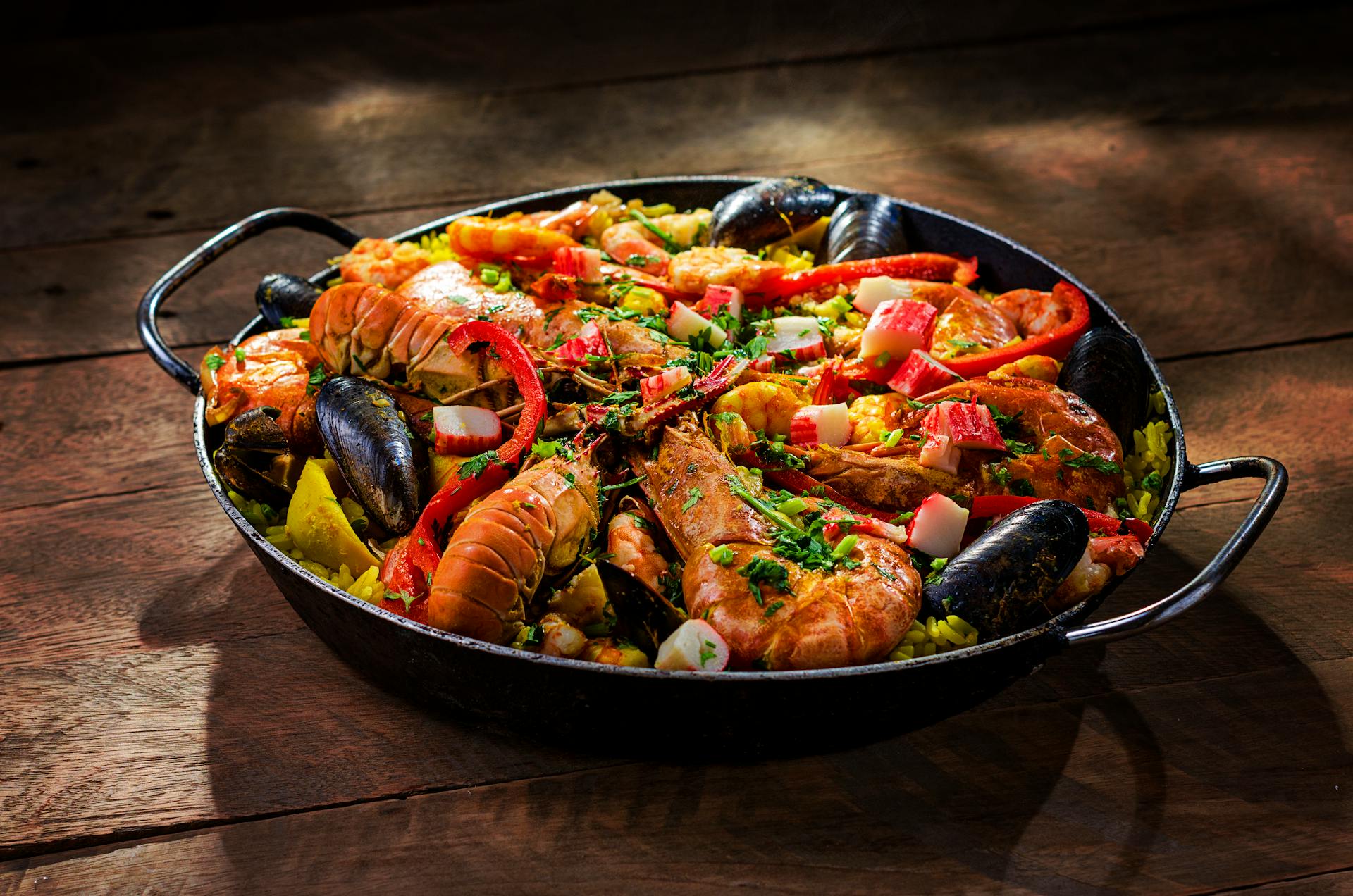 Paella served with shrimps in a wok | Source: Pexels