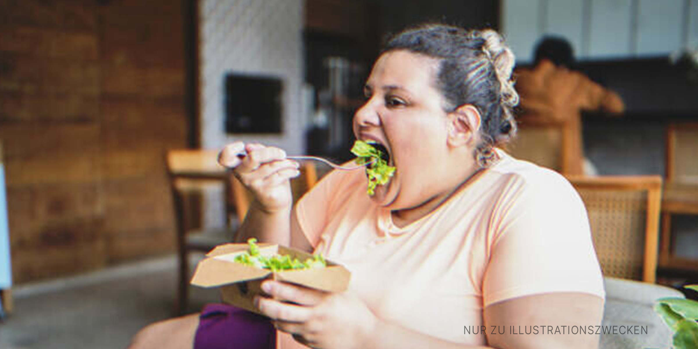 Mollige Frau isst Salat. | Quelle: Getty Images