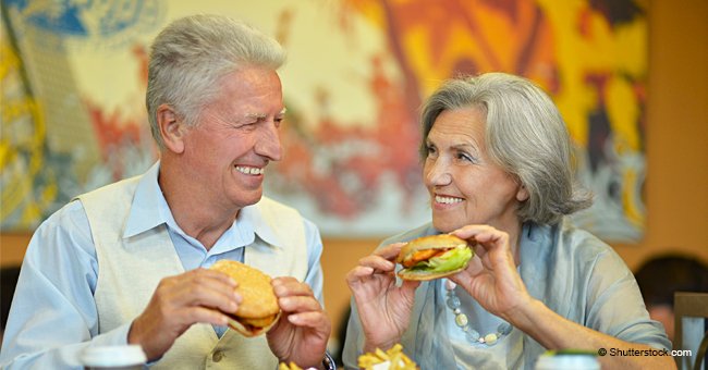 Un couple de personnes âgées arrive à McDonalds et commande seulement un repas pour deux