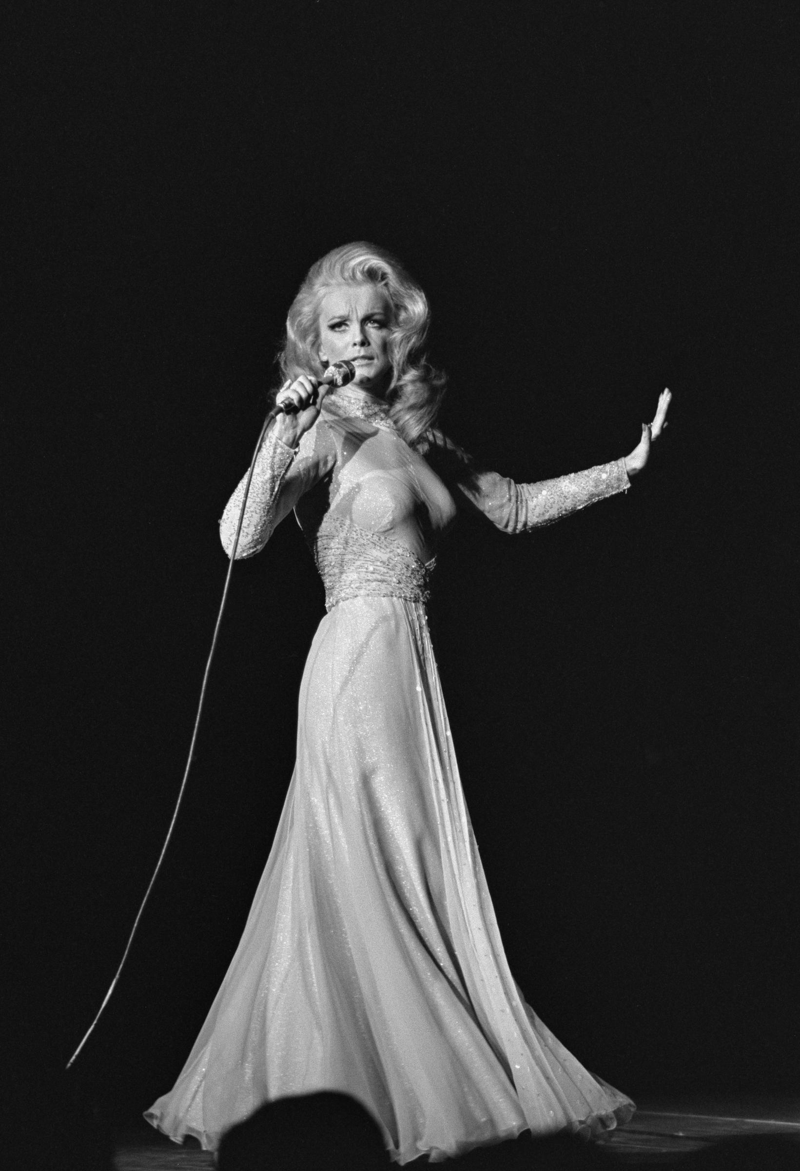 Ann-Margret performing at the Las Vegas Hilton on April 12, 1972 in Las Vegas. | Source: Getty Images