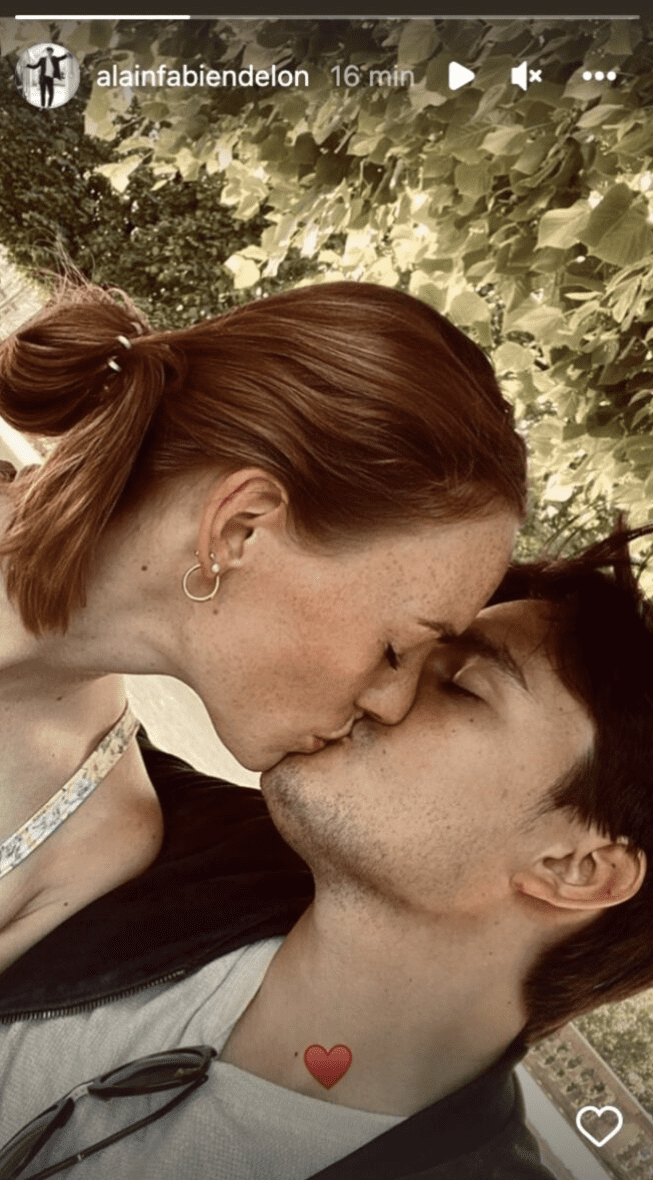 Alain-Fabien Delon kisses her new boyfriend.  |  Photo: Instagram story / alainfabiendelon