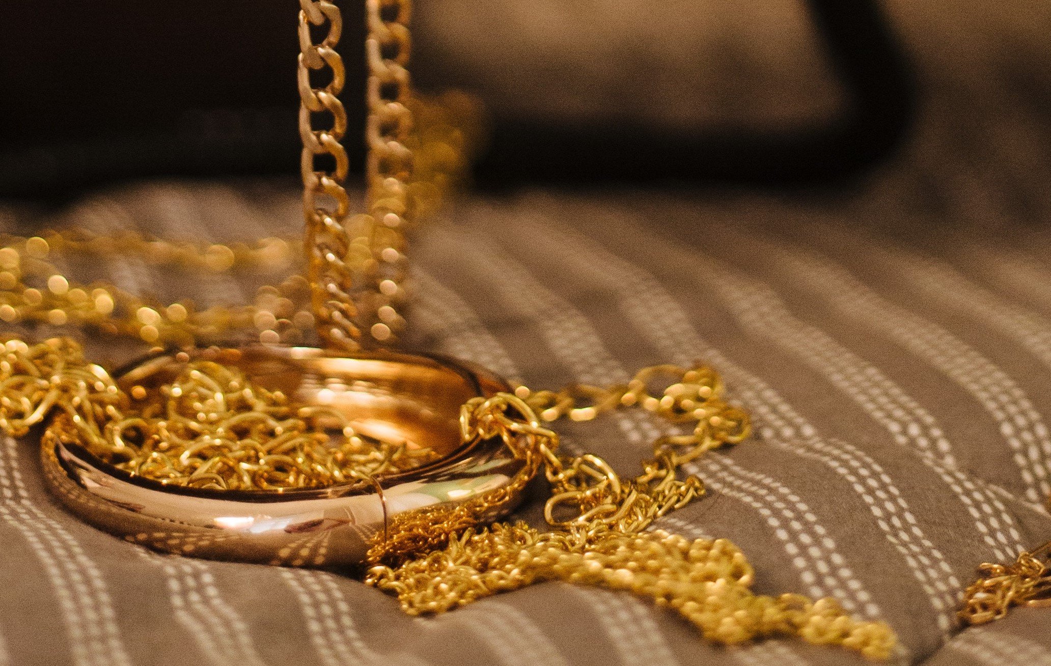 After rummaging through her mom's jewelry box, OP took a gold bracelet. | Source: Pexels