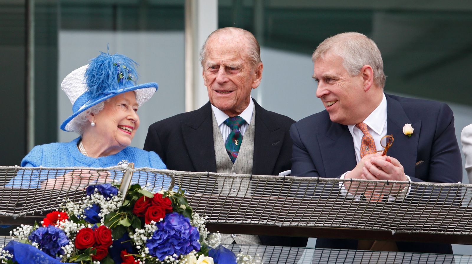 LA reine Elizabeth II, le prince Philip et leur fils le prince Andrew | Photo : Getty Images
