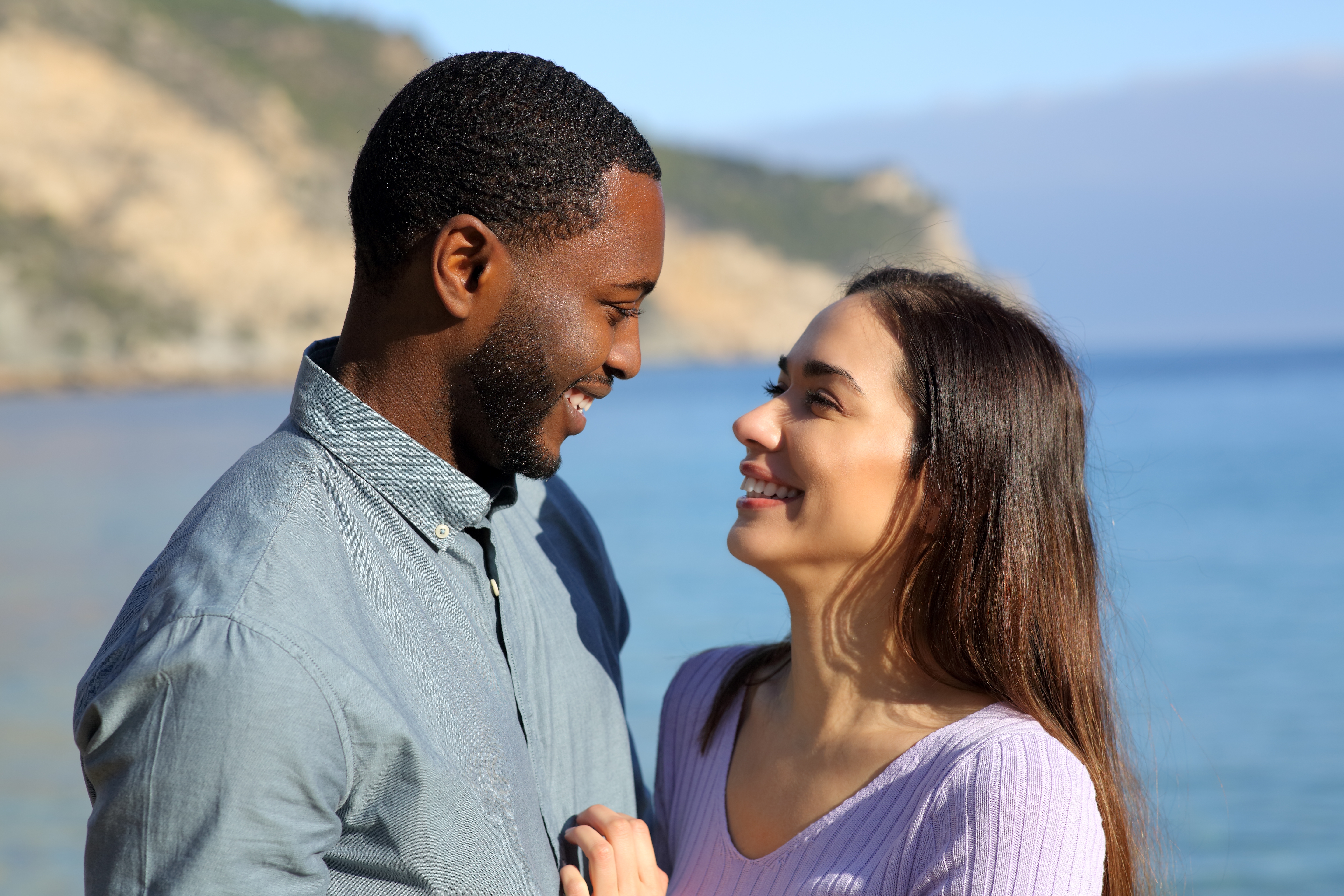 Couple interracial qui se regarde | Source : Shutterstock