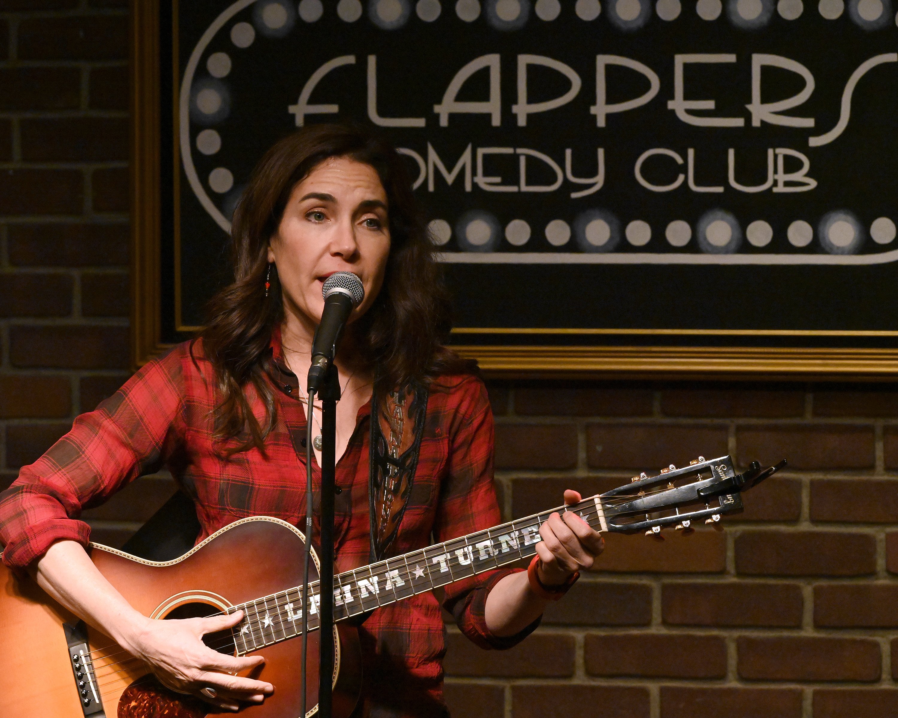 Lahna Turner performing at Flappers Comedy Club And Restaurant Burbank on October 15, 2021 | Source: Getty Images