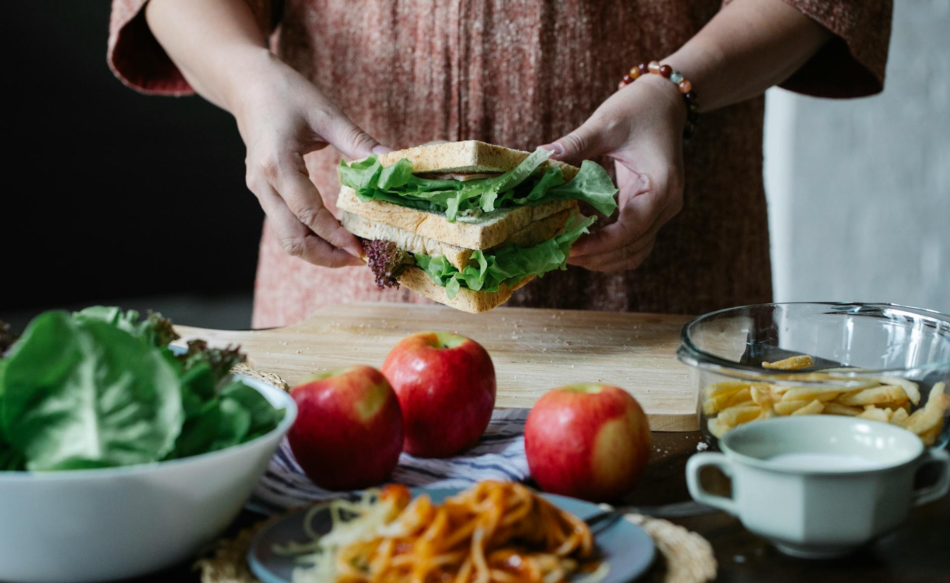 A person making a sandwich | Source: Pexels