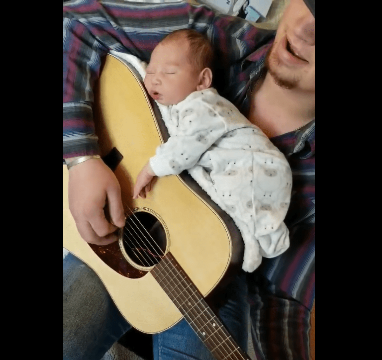 Cody Comer cantándole a su hija. Fuente: Facebook / Cody Comer Music Cody Comer cantándole a su hija. Fuente: Facebook / Cody Comer Music