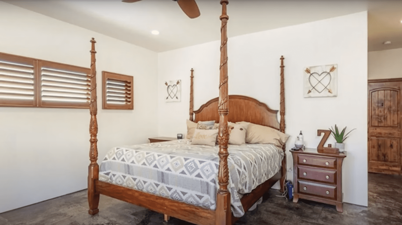 One of the bedrooms in Amber Heard's California desert home | Source: Youtube.com/NewYorkPost