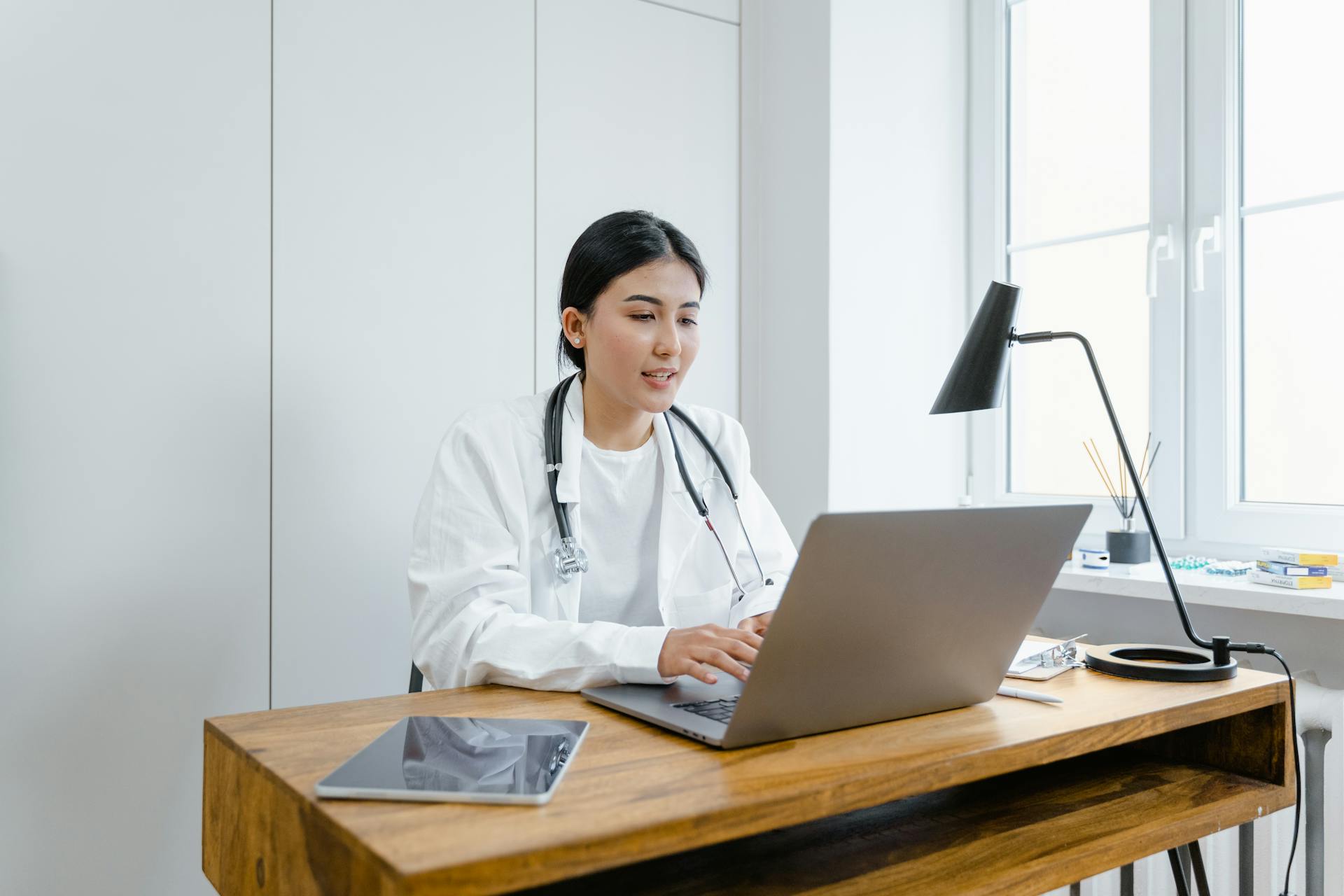 A doctor sitting at a desk | Source: Pexels