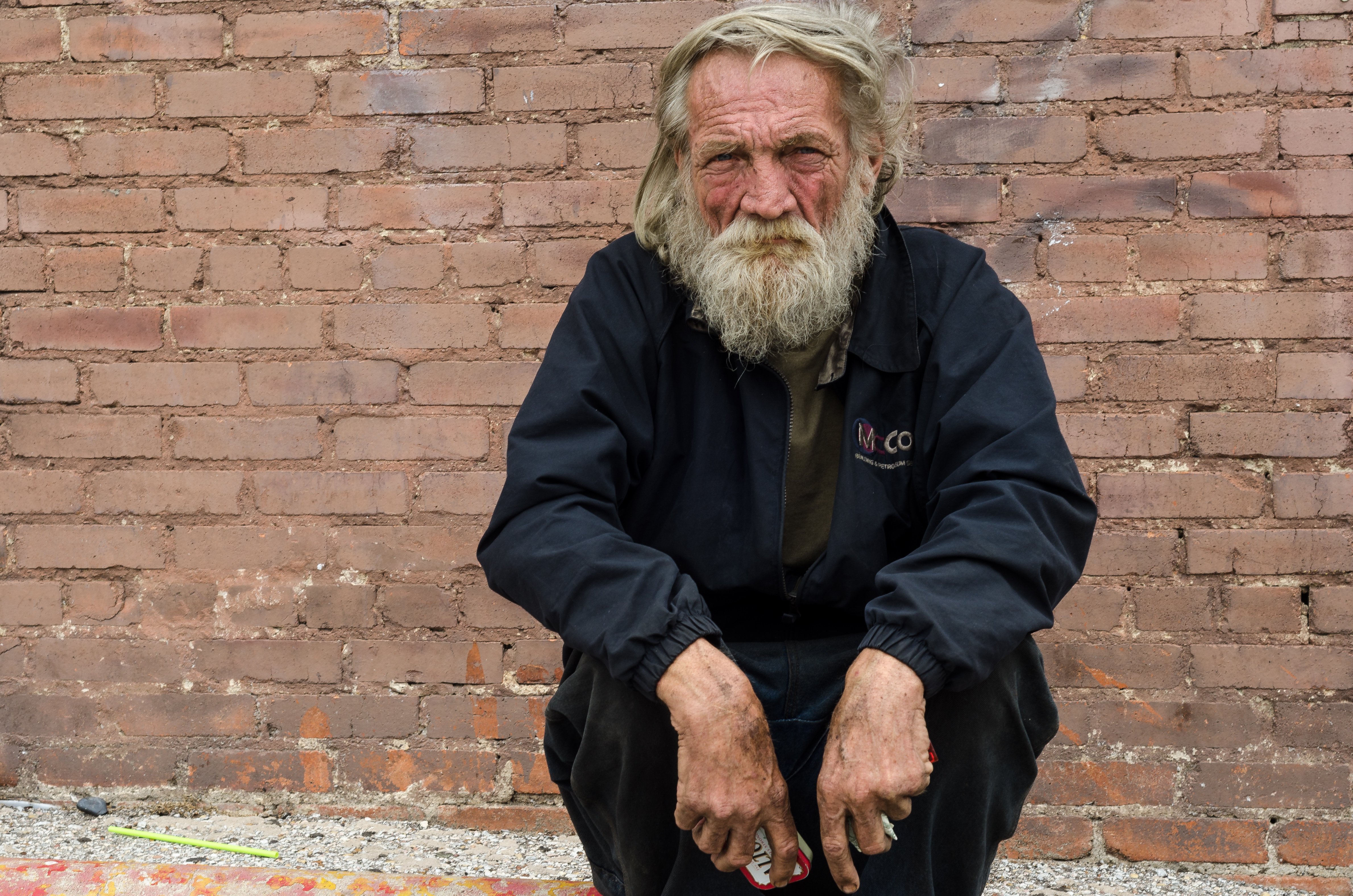 Anciano sin hogar sentado en el suelo. | Foto: Shutterstock