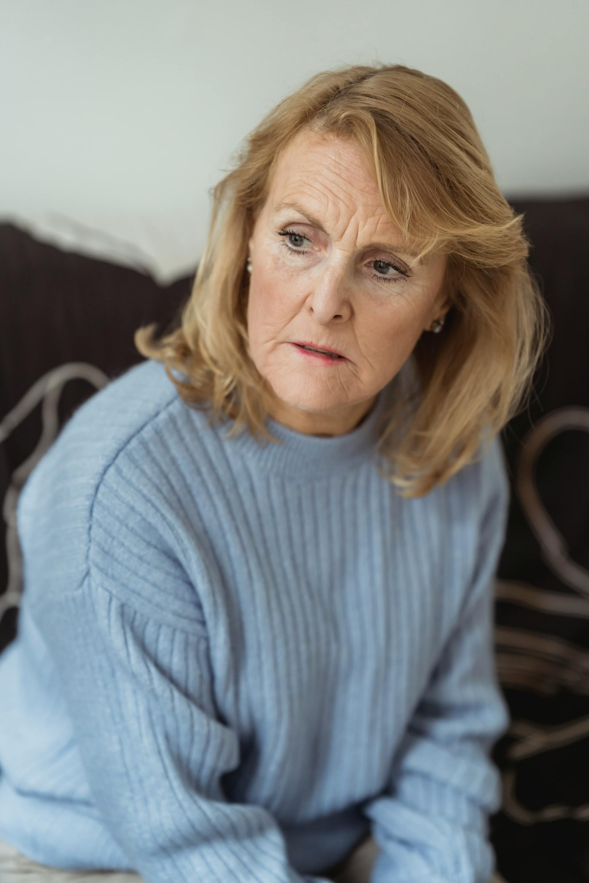 An angry mature woman talking to someone | Source: Pexels