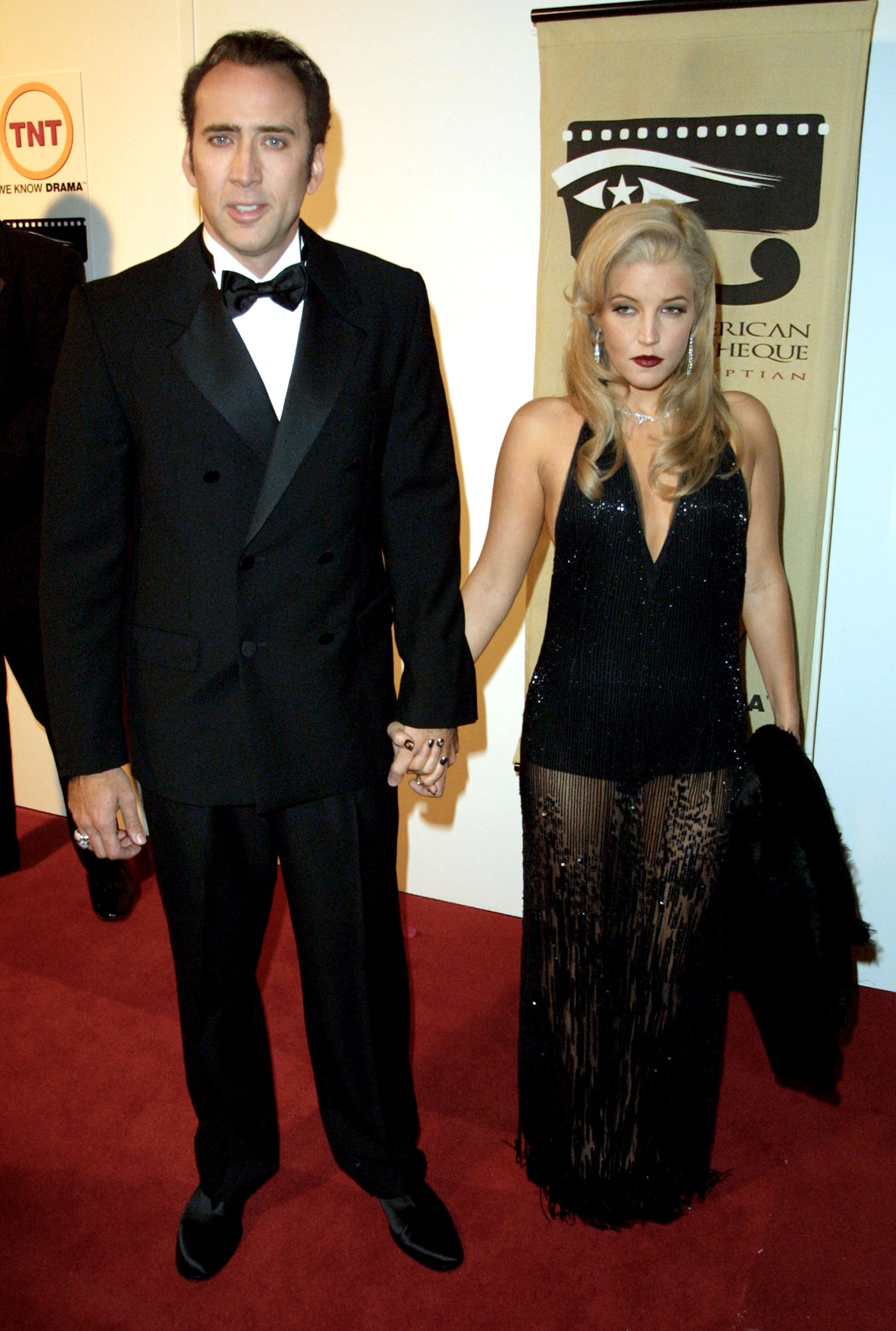 El actor Nicolas Cage y Lisa Marie Presley llegan al 16º Premio Anual de la Cinemateca Estadounidense el 28 de octubre de 2001 | Foto: Getty Images