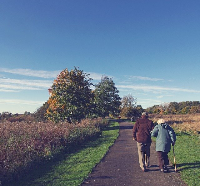 Couple de personnes âgées se promenant | Photo : Pixabay