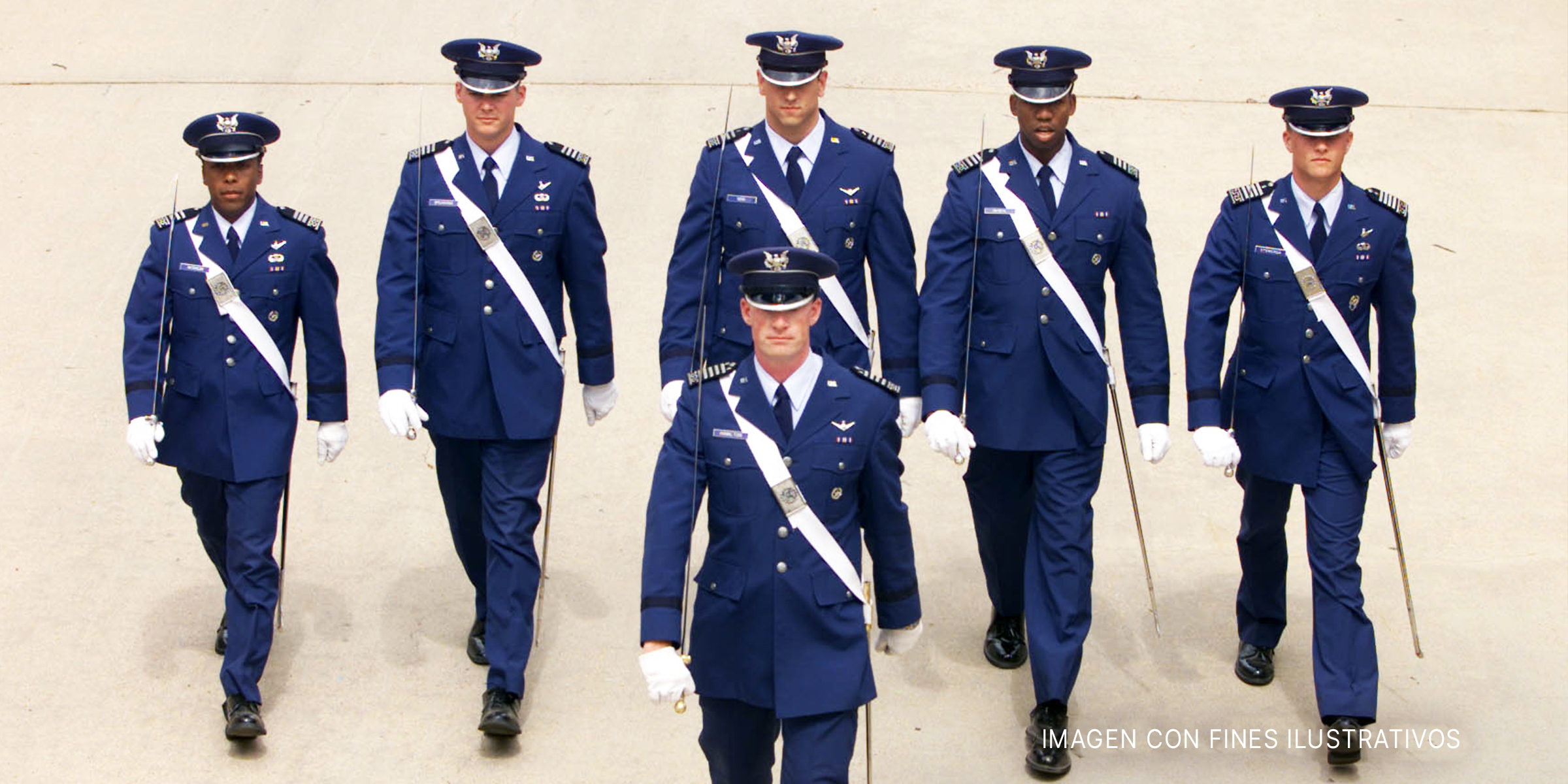 Un grupo de seis cadetes marchando juntos. | Foto: Getty Images