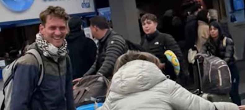 Andrés De Nastochnike at the airport | Source: Youtube/America TV