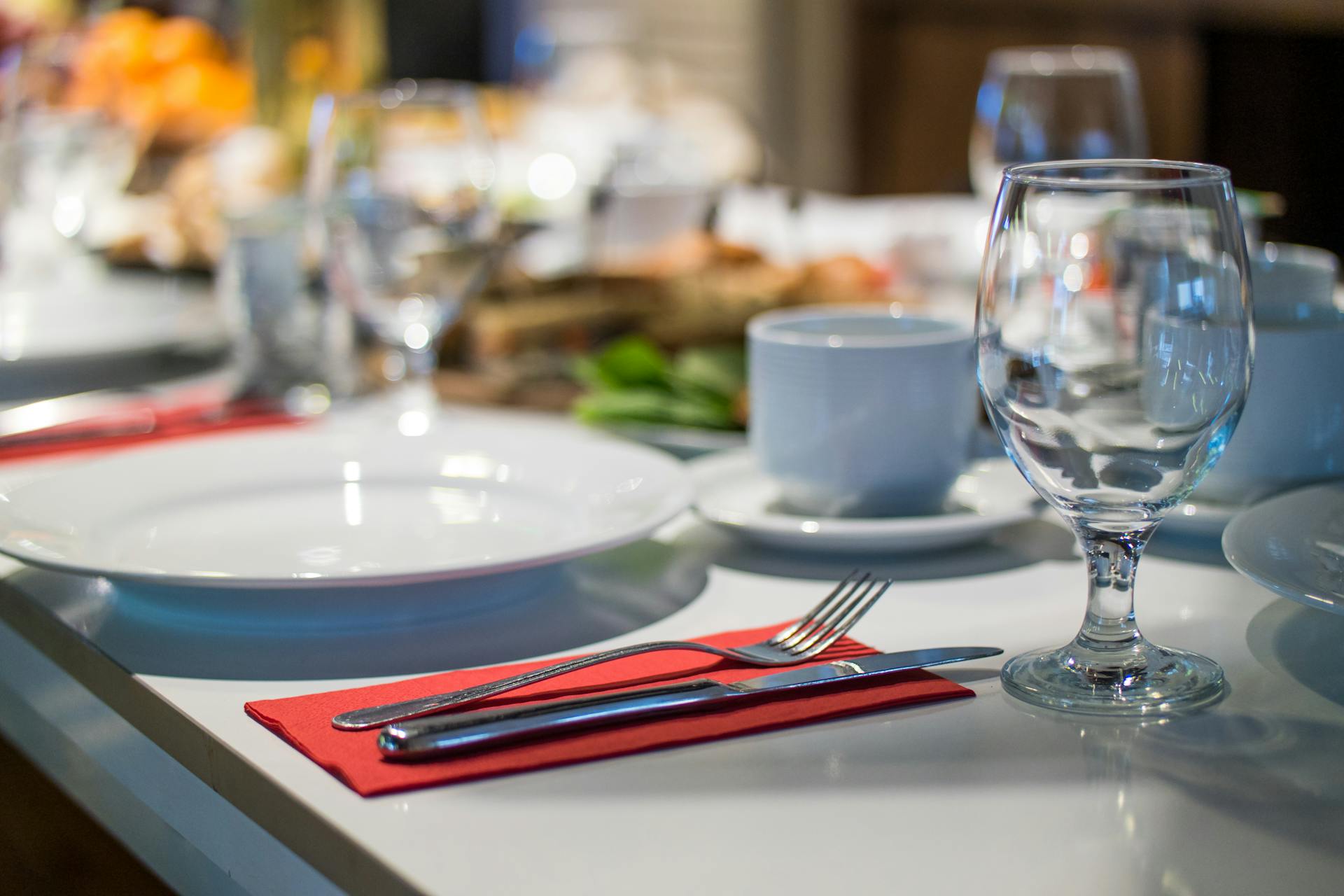 A close-up image of cutlery on a table | Source: Pexels