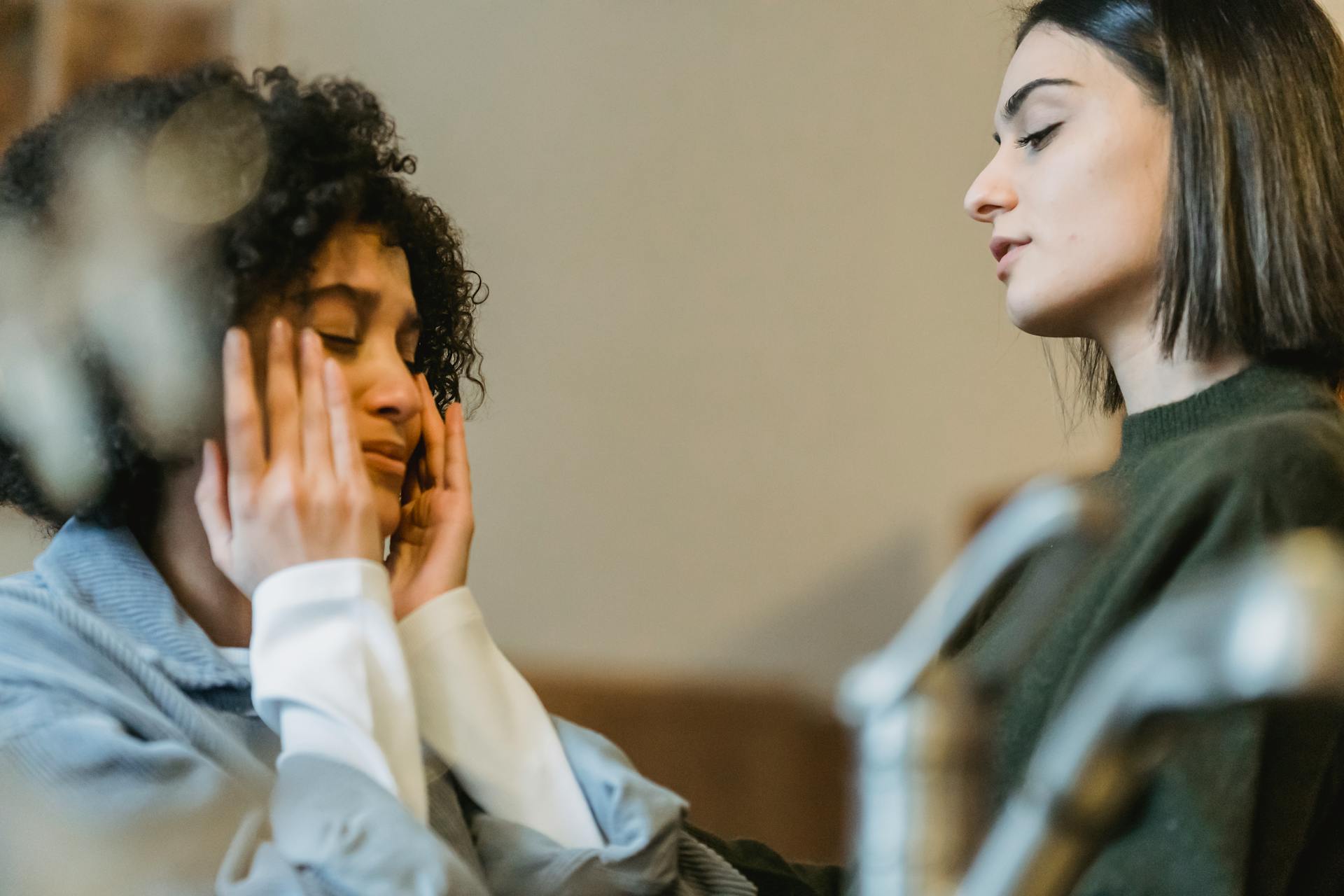 Two women in a room | Source: Pexels