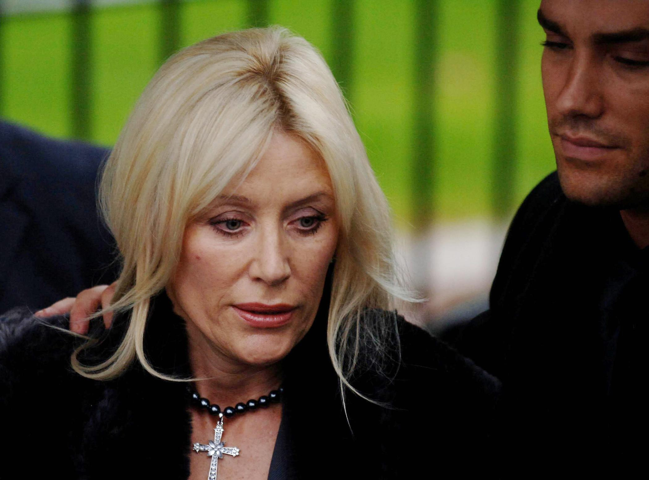 Angie is supported by her devoted son Calum as they arrive at Parliament Buildings in Stormont, Belfast, on Saturday 3 December 2005 for George Best’s funeral. Composed yet visibly emotional, she stands with quiet dignity during a deeply solemn farewell, her strength evident as the city mourns one of its most celebrated sons.