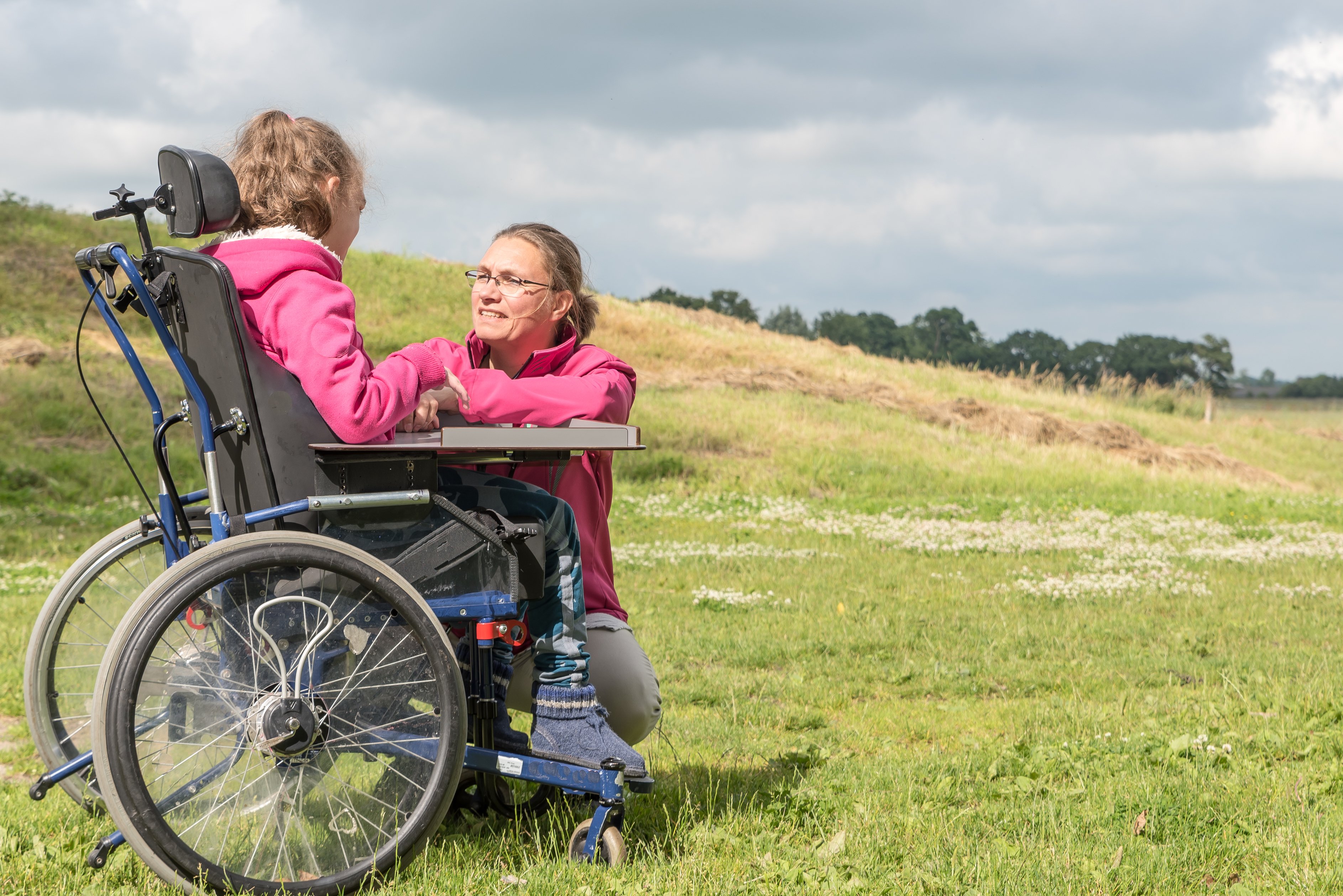  Une fille en fauteuil avec sa mère | Photo : Shutterstock
