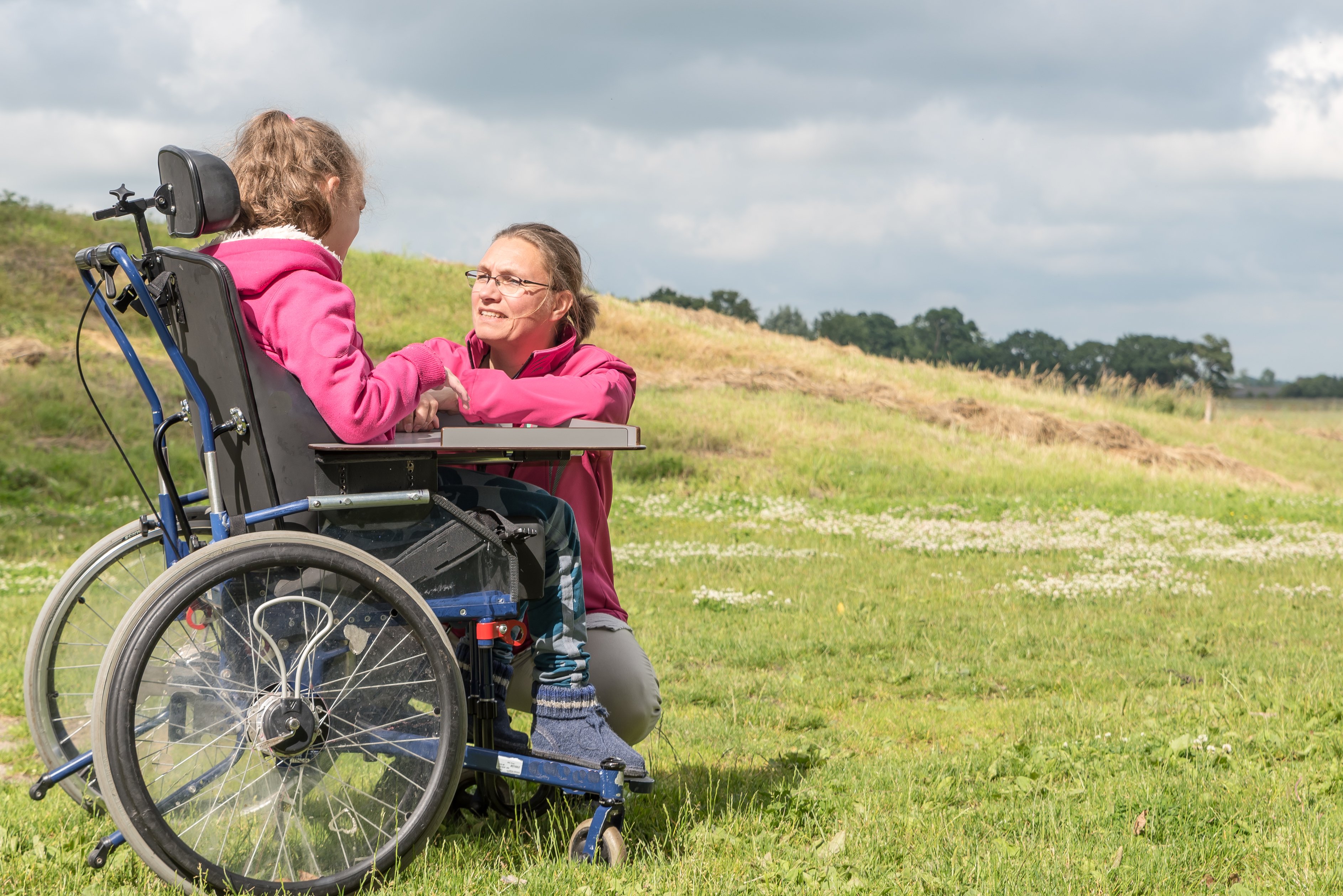 Une fille en fauteuil avec sa mère | Photo : Shutterstock