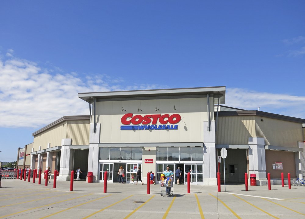 Costco Wholesale storefront in Hamilton Ontario, Canada on July 4, 2014 | Photo: Shutterstock/Alastair Wallace