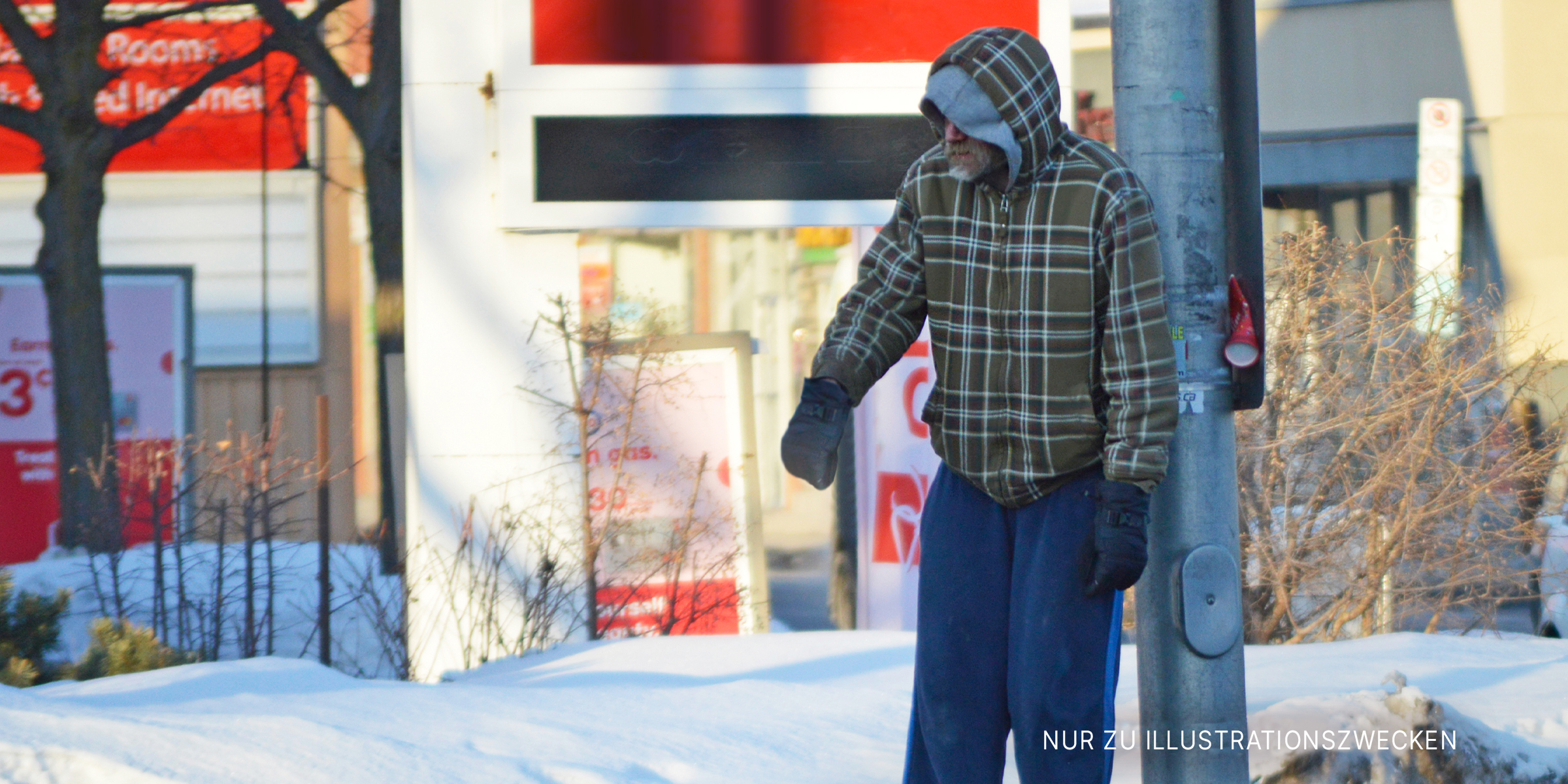 Ein Mann steht auf der Straße | Quelle: Shutterstock