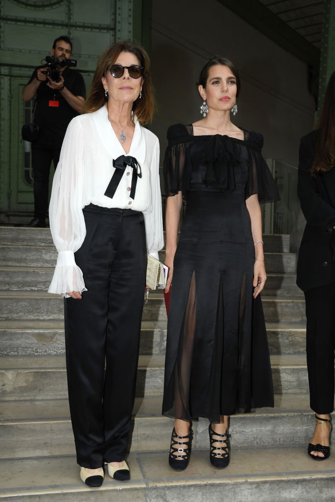 Carolina de Hannover y Carlota Casiraghi posan antes del homenaje a Karl Lagerfeld en el Grand Palais el 20 de junio de 2019 en París, Francia. | Imagen: Getty Images Carolina de Hannover y Carlota Casiraghi posan antes del homenaje a Karl Lagerfeld en el Grand Palais el 20 de junio de 2019 en París, Francia. | Imagen: Getty Images