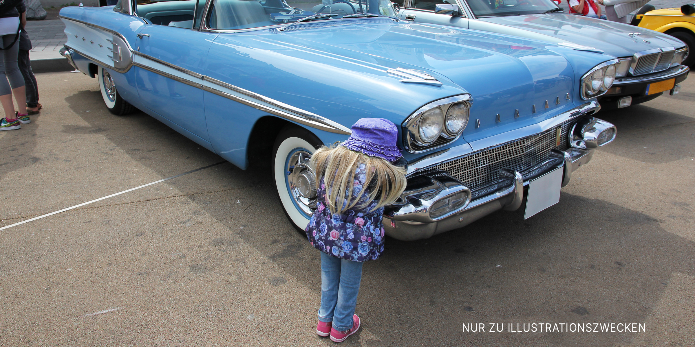 Kind steht neben Auto | Quelle: Flickr / Theo Stikkelman (CC BY 2.0)