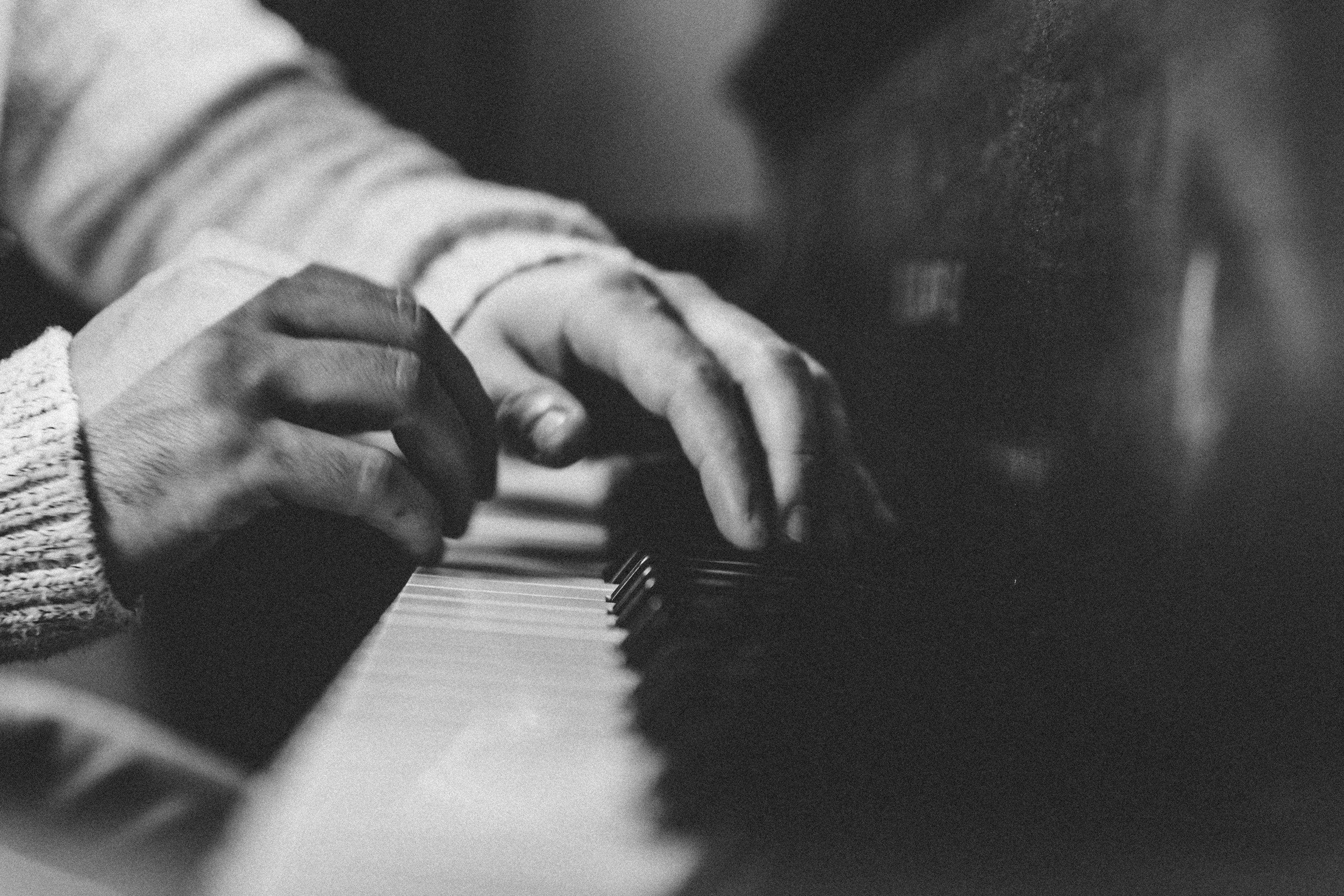 Ein altes Bild von Charles, wie er in seiner Jugend Klavier spielt, hat Monica verblüfft. | Quelle: Pexels