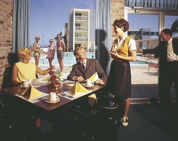 A waitress waiting tables in a restaurant.| Photo: Getty Images.