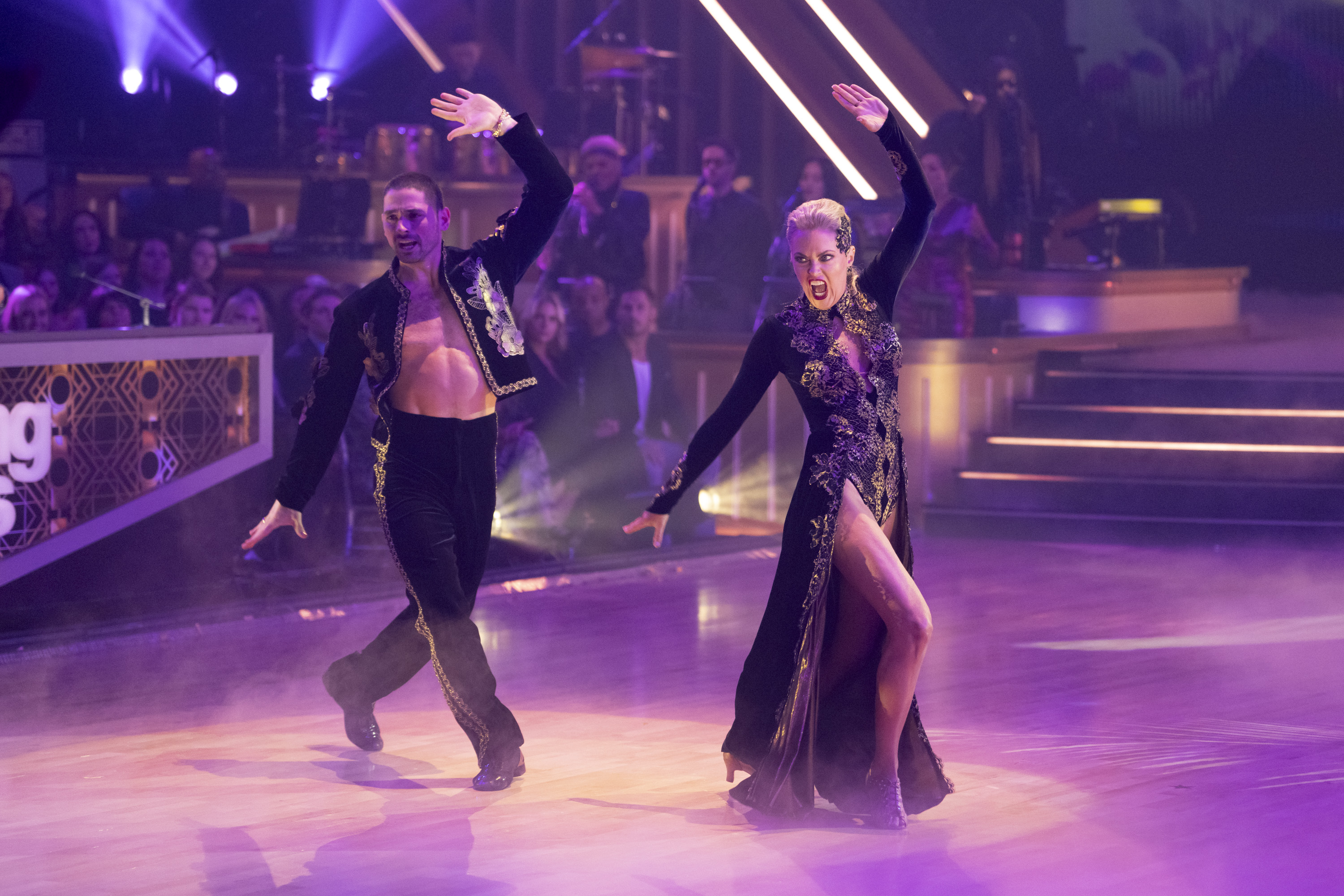 Elaine Hendrix and Alan Bersten perform a foxtrot on "Dancing with the Stars" on November 18, 2025 | Source: Getty Images