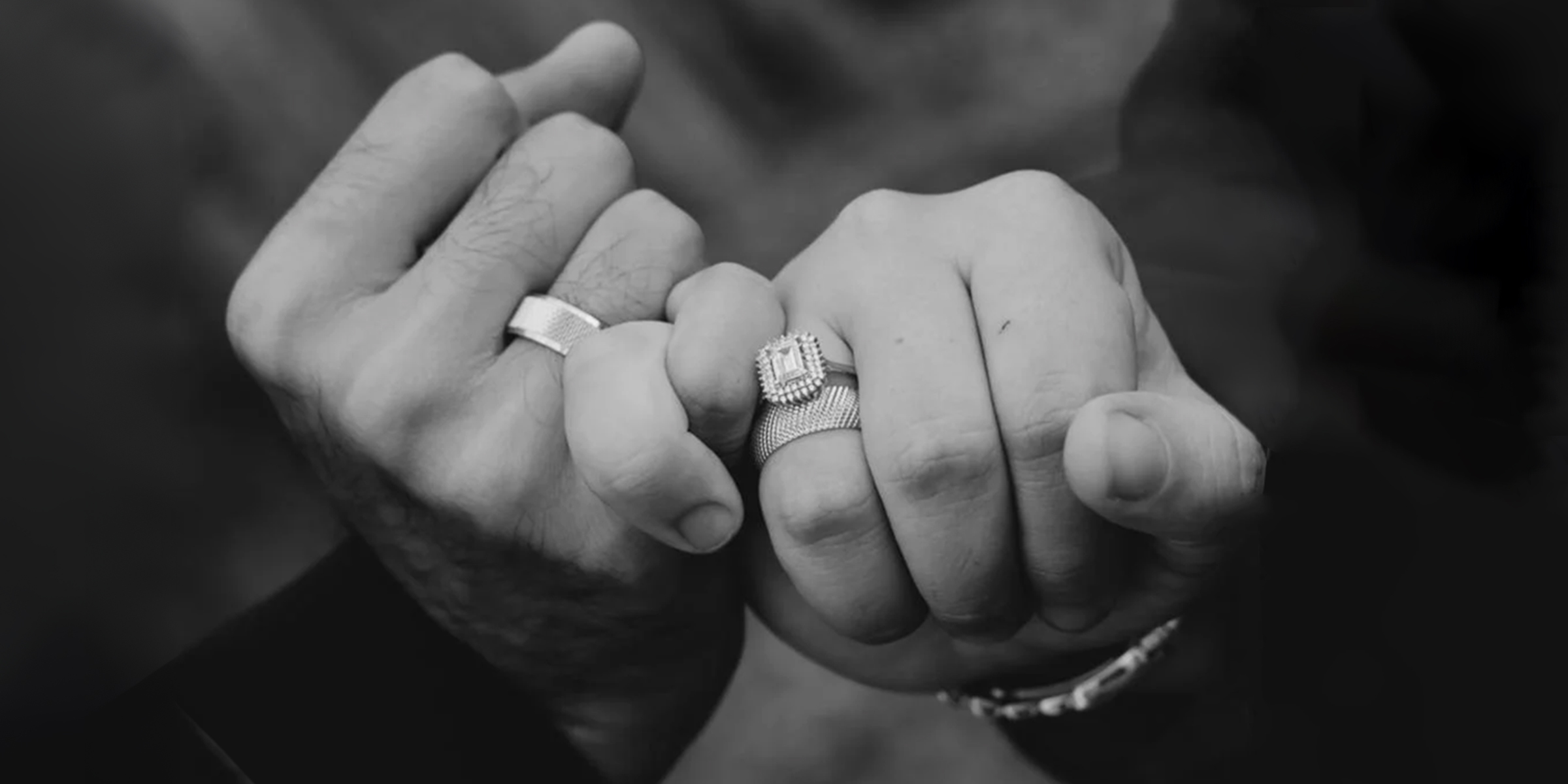 Two hands with rings | Source: Pexels