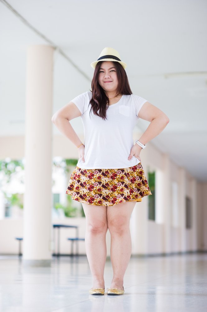Mujer asiatica de talla grande luciendo una falda corta. I Foto: Shutterstock.