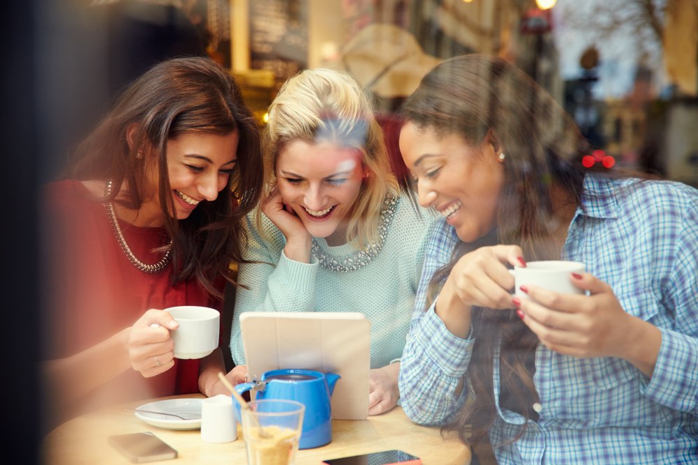 Freundinnen in einem Caffè. I Quelle: Shutterstock