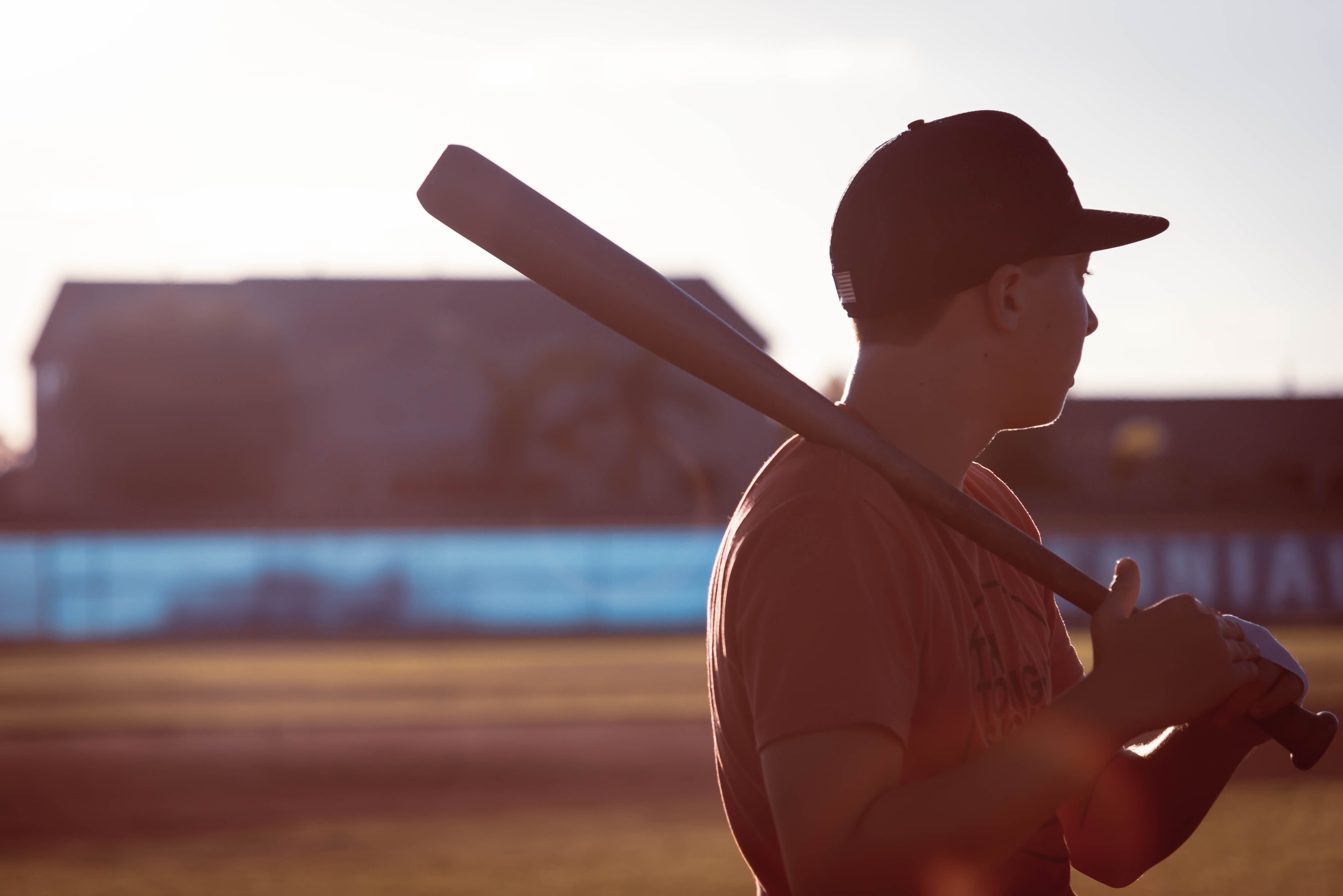 Un jovencito con un bate de beisbol en un campo de juego. | Foto: Pexels